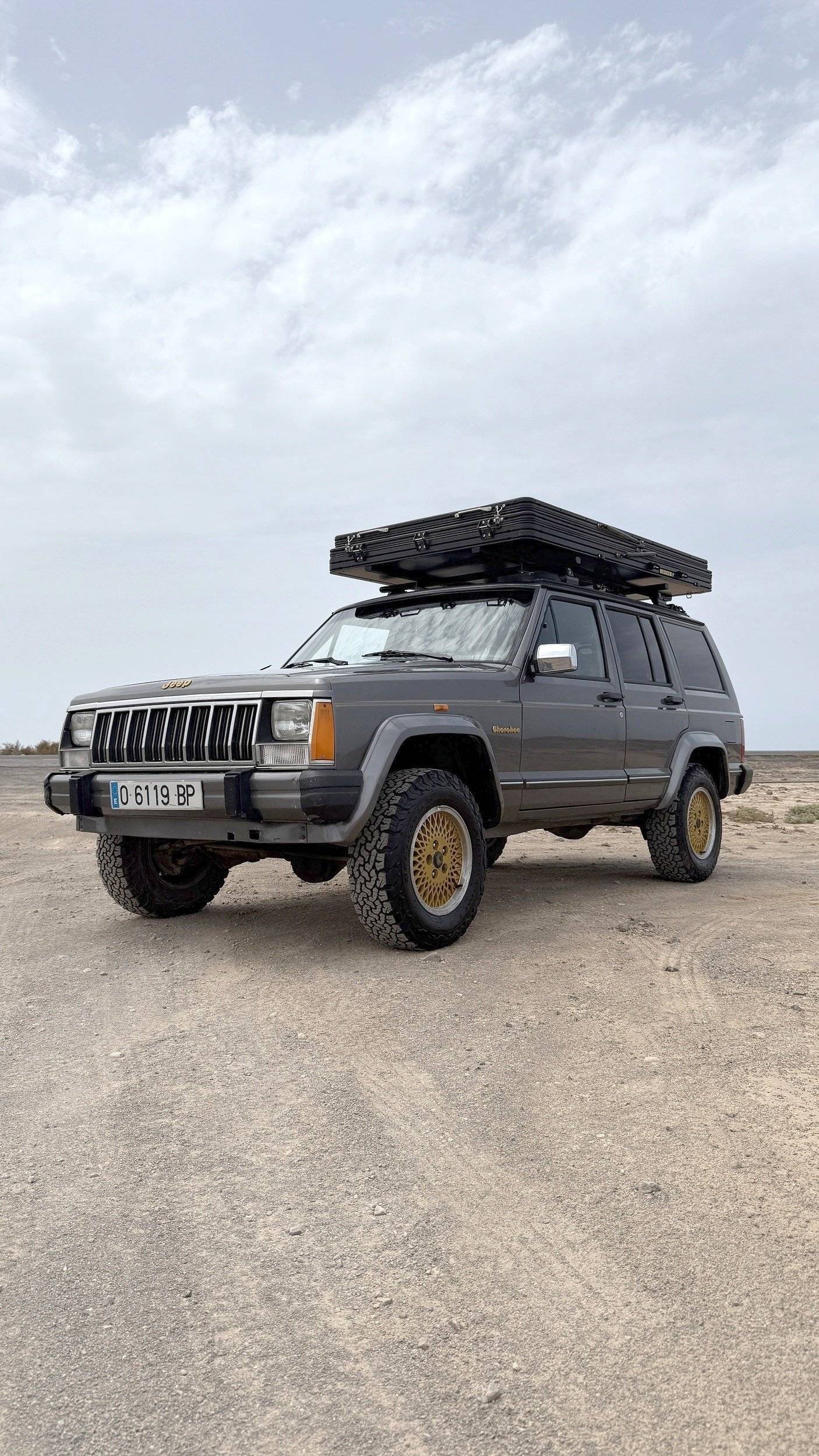 Vue avant de 3/4 Jeep Cherokee Limited - Yescapa
