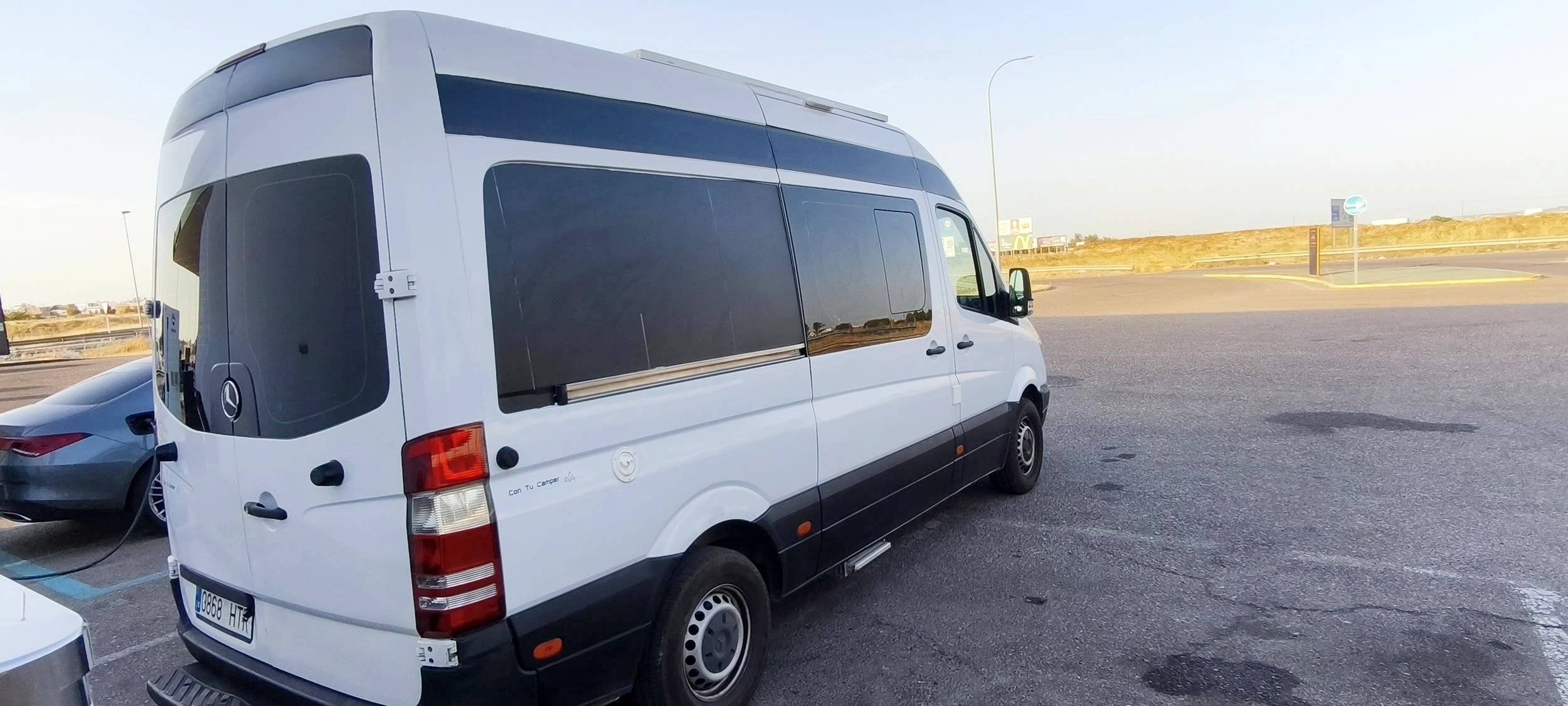 Vista frontale a ¾ Mercedes Sprinter 2,2 l 129 ch - Yescapa