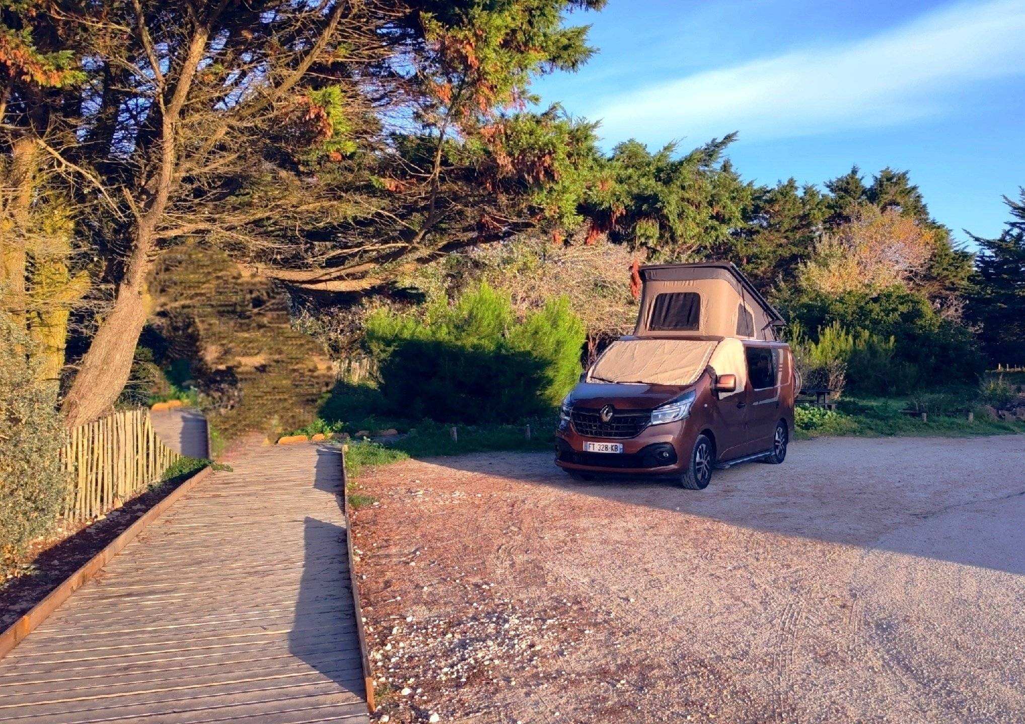 Vista del vehículo ángulo delantero Renault - Yescapa