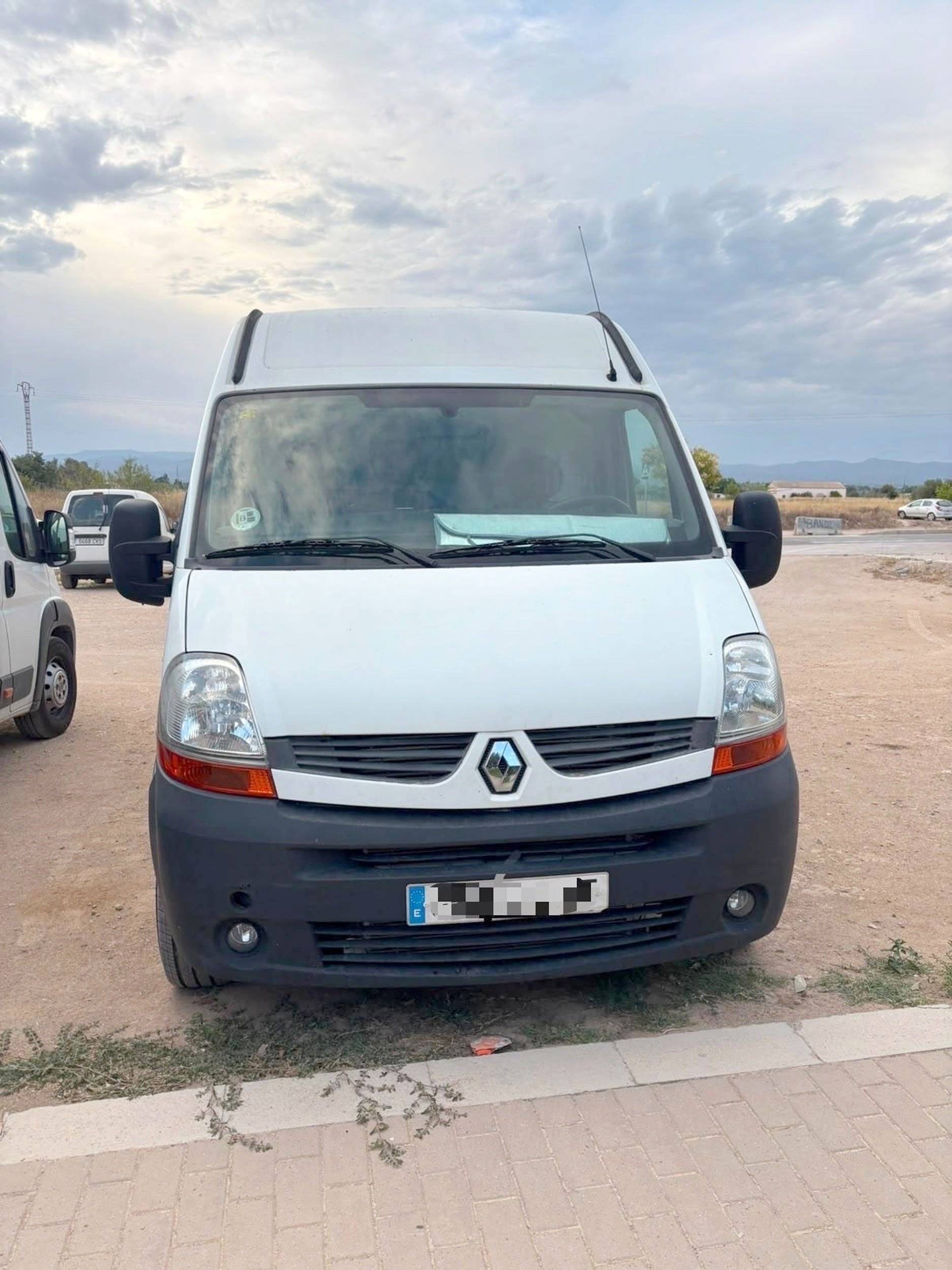 Voorkant 3/4 Renault Master 2,5 l dCi 150 ch. - Yescapa