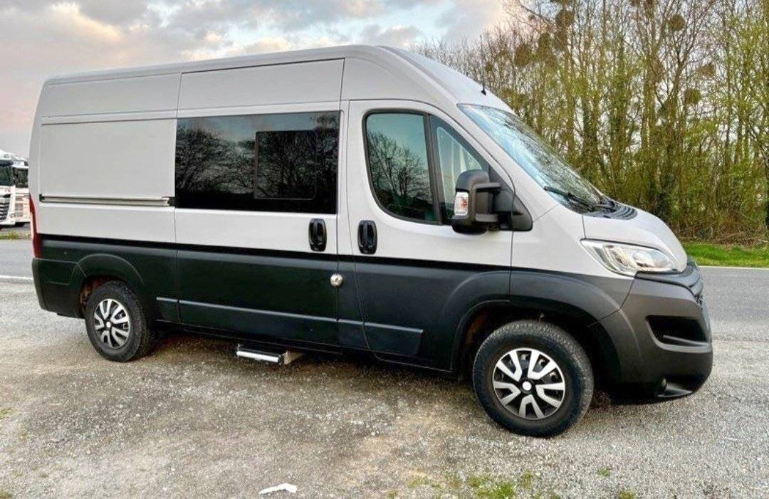 schräge Vorderansicht Citroën Jumper BlueHDI 130 - Yescapa