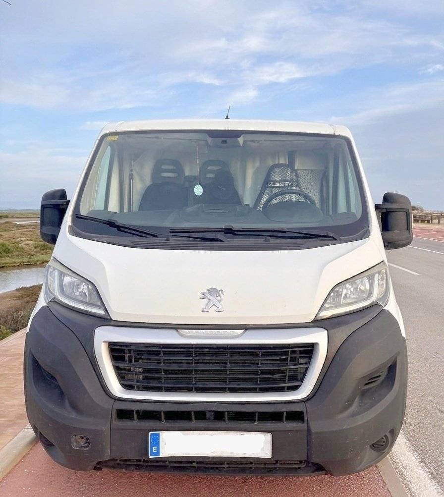 Vista del vehículo ángulo delantero Peugeot Peugeot Boxer 2.2 130 HDI - Yescapa