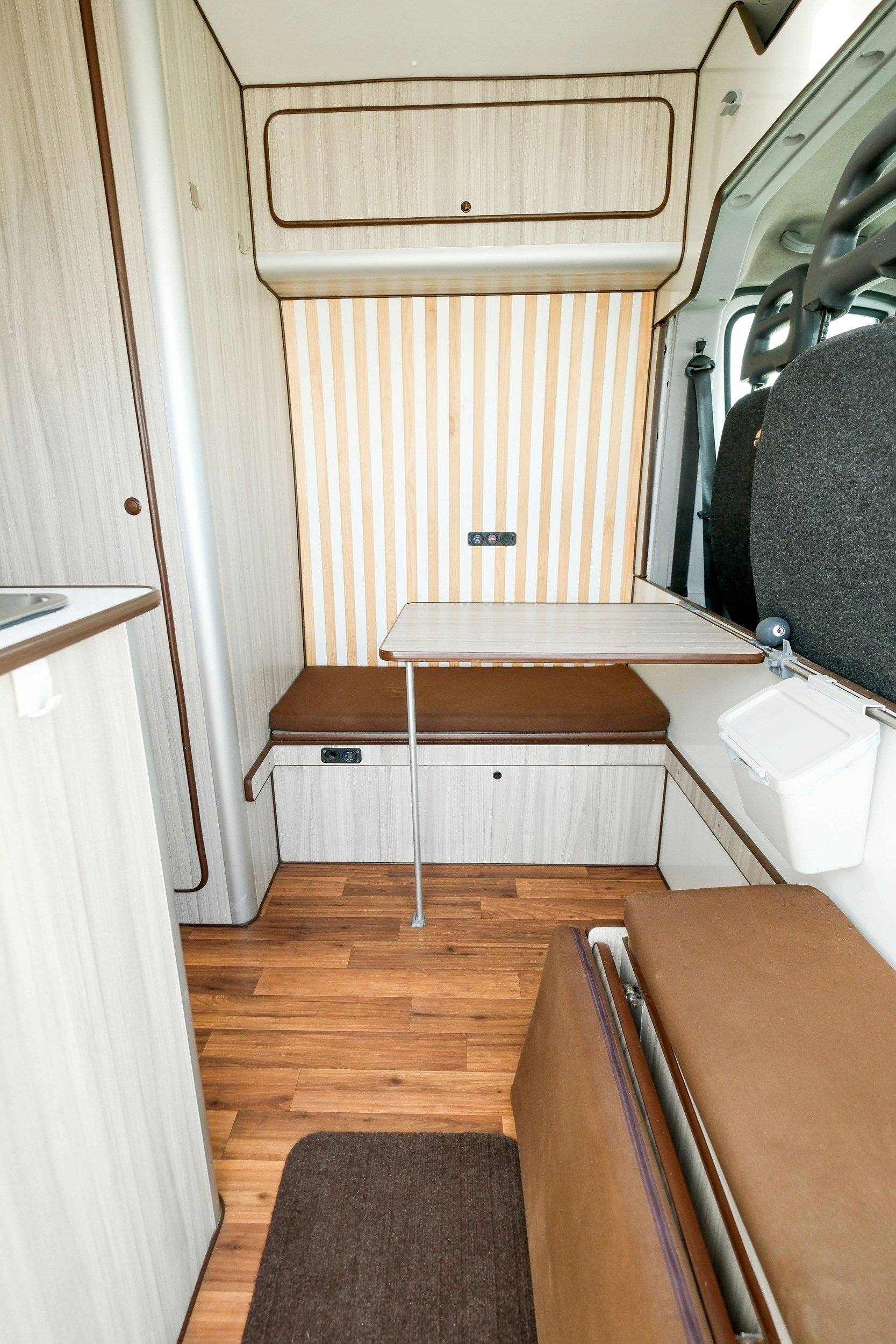 Dining Area Citroën Jumper 2,2 l 120ch - Yescapa