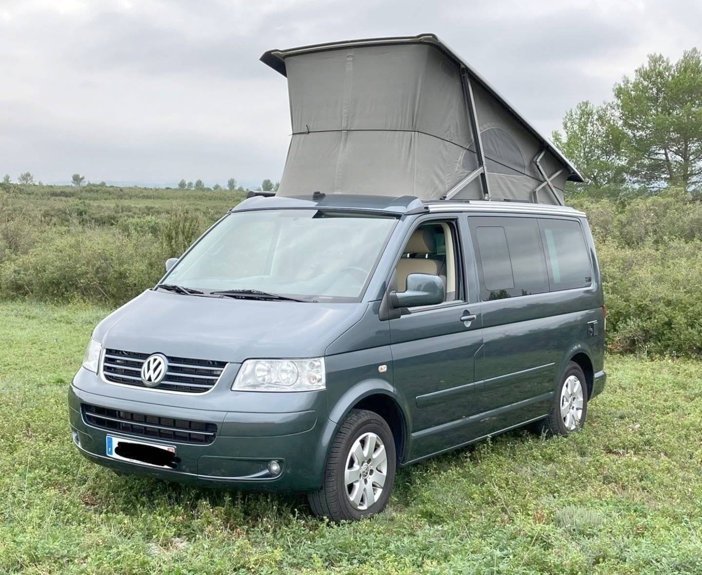 schräge Vorderansicht Volkswagen California T5 - Yescapa