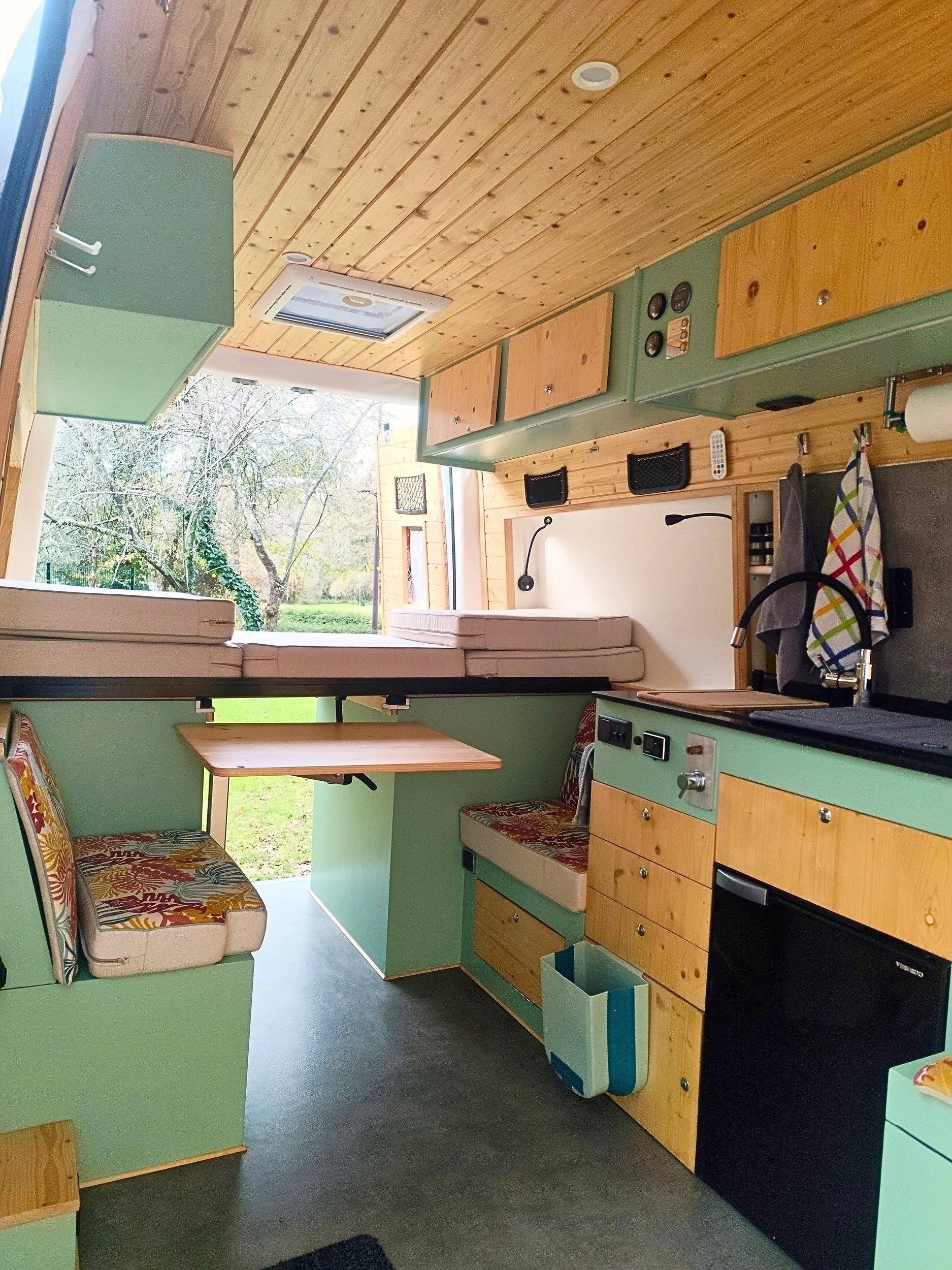 Dining Area Mercedes Mercedes 314 CDI - Yescapa