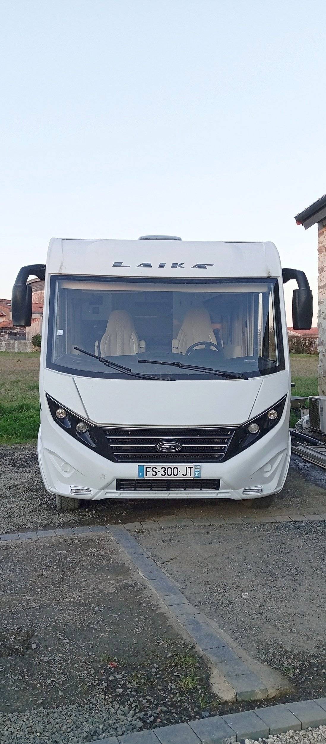 Vue avant de 3/4 Fiat - Yescapa
