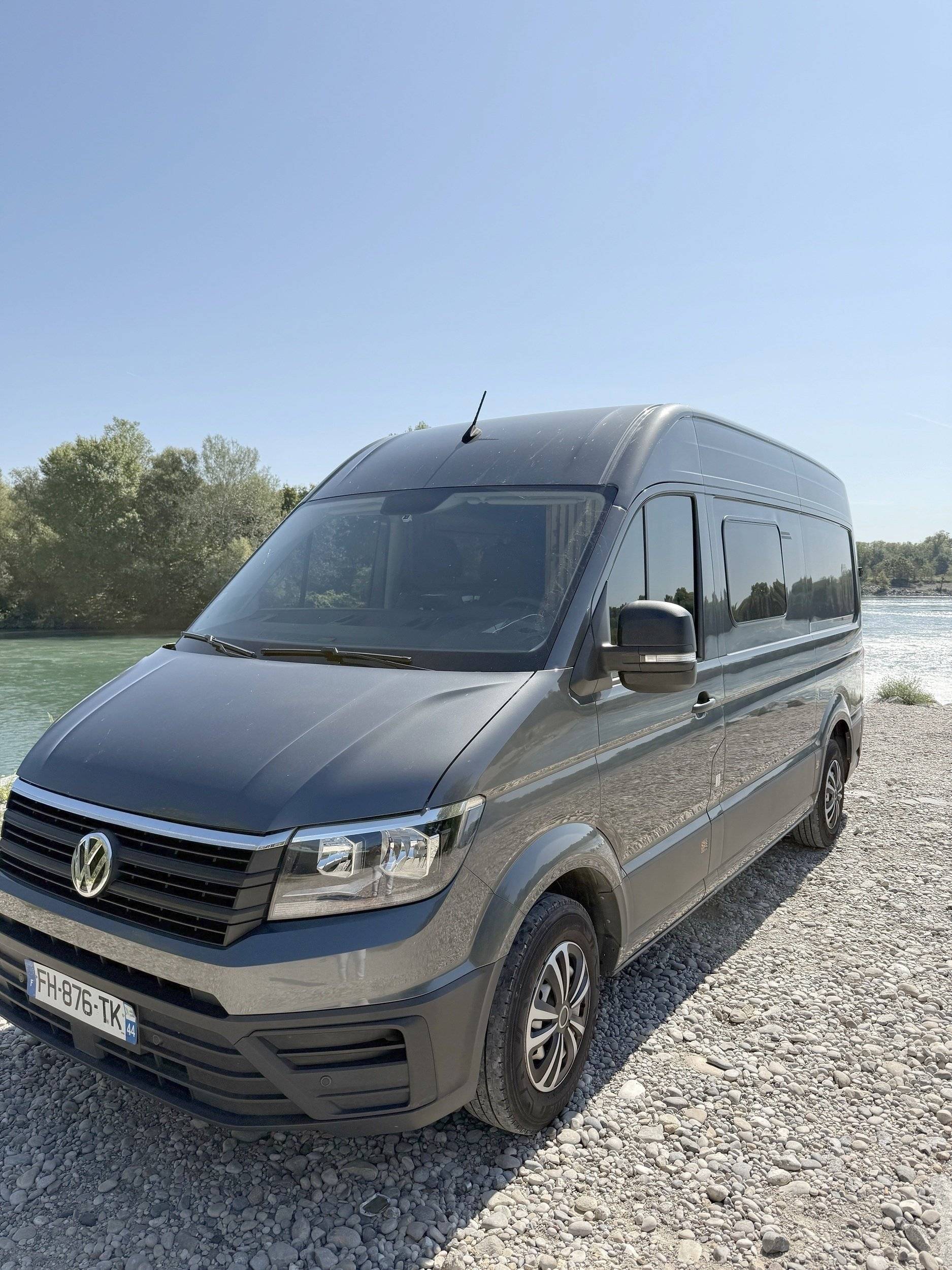 Vue avant de 3/4 Volkswagen crafter 177 cv - Yescapa