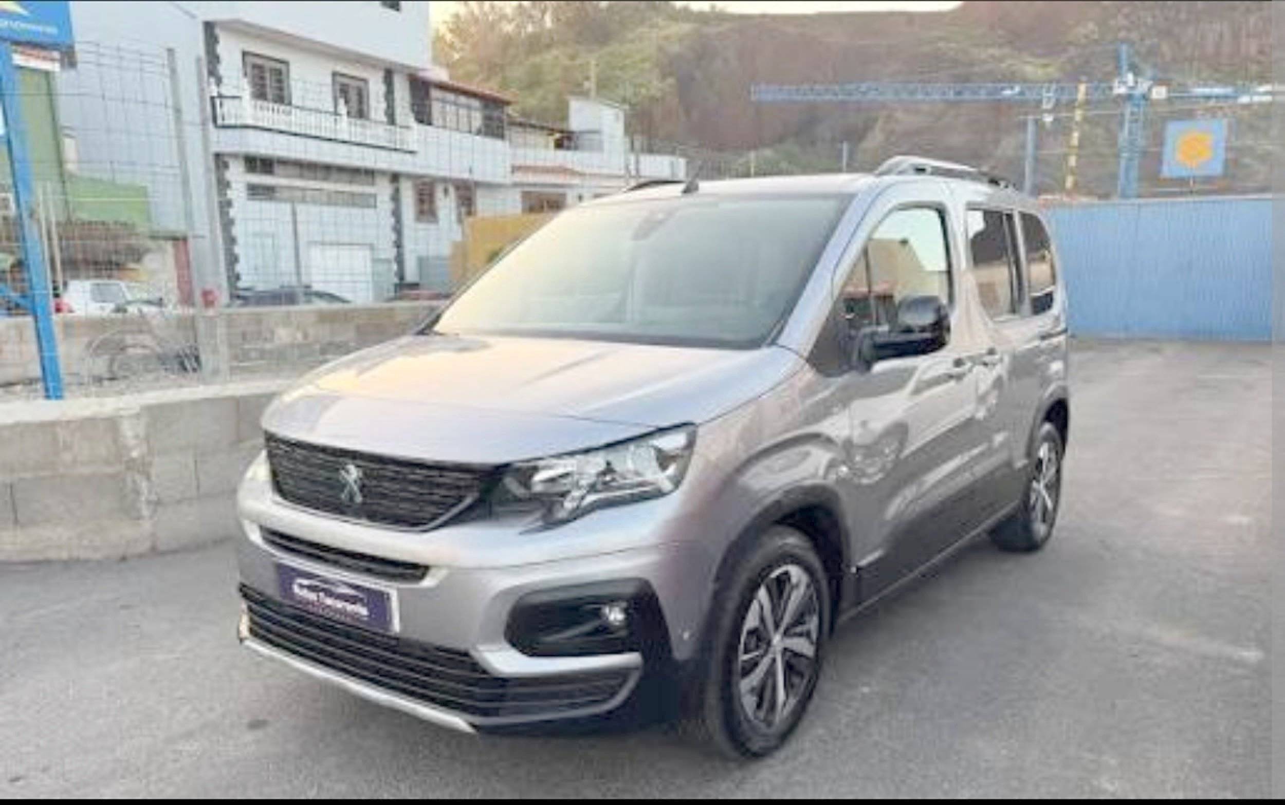 schräge Vorderansicht Peugeot Peugeot Rifer - Yescapa