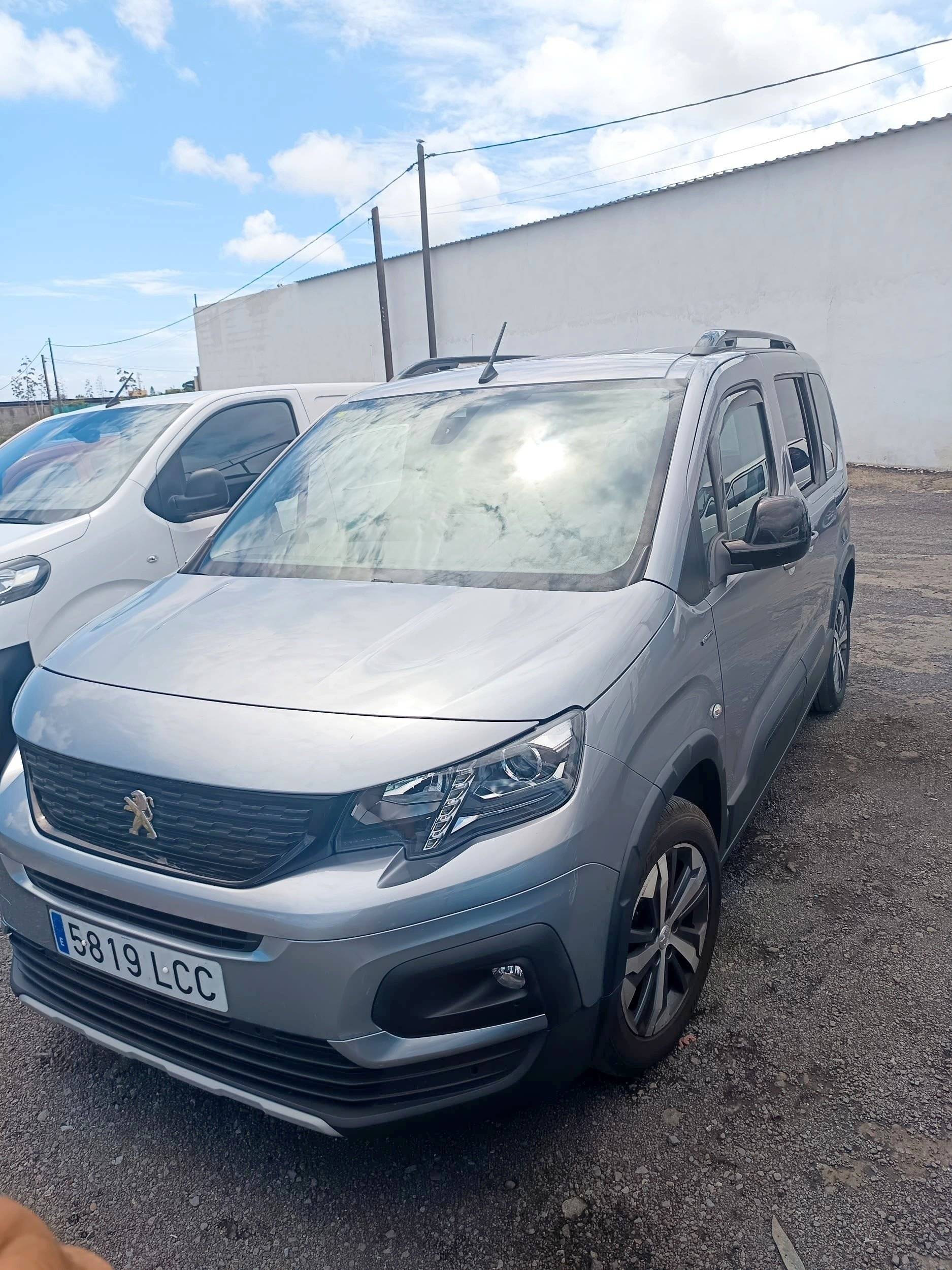 Vista frontale a ¾ Peugeot Peugeot Rifer - Yescapa