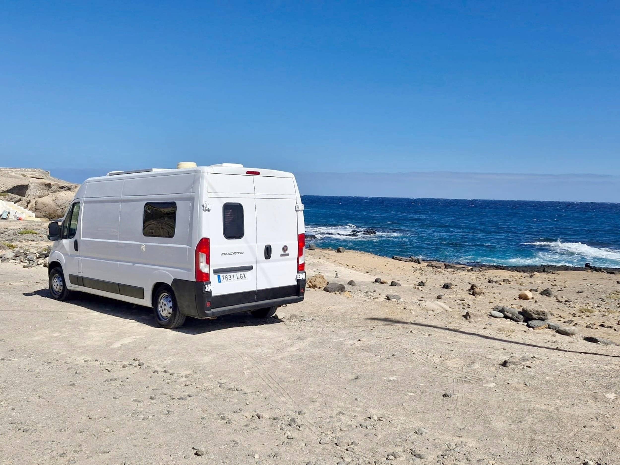 Vue avant de 3/4 Fiat Ducato 120 Multijet - Yescapa