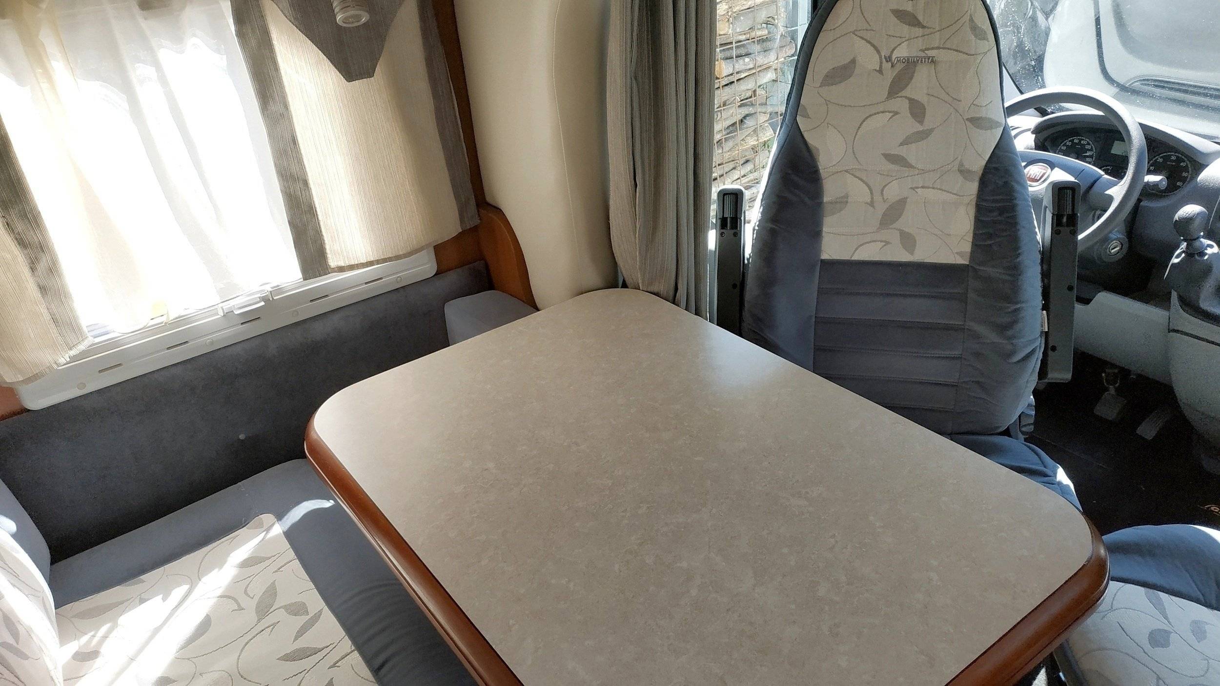 Dining Area Ducato 130 multijet - Yescapa