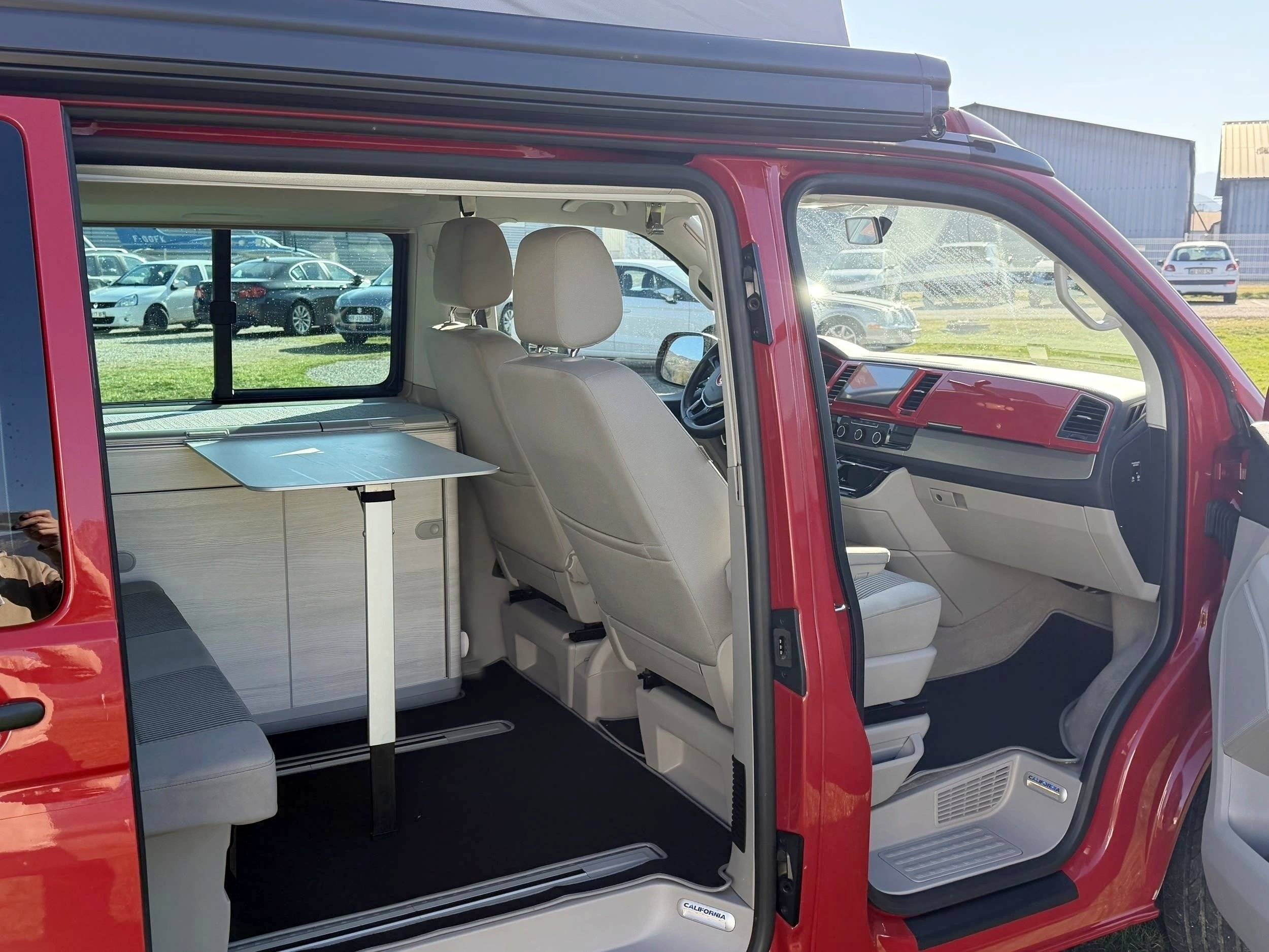 Dining Area Volkswagen California - Yescapa