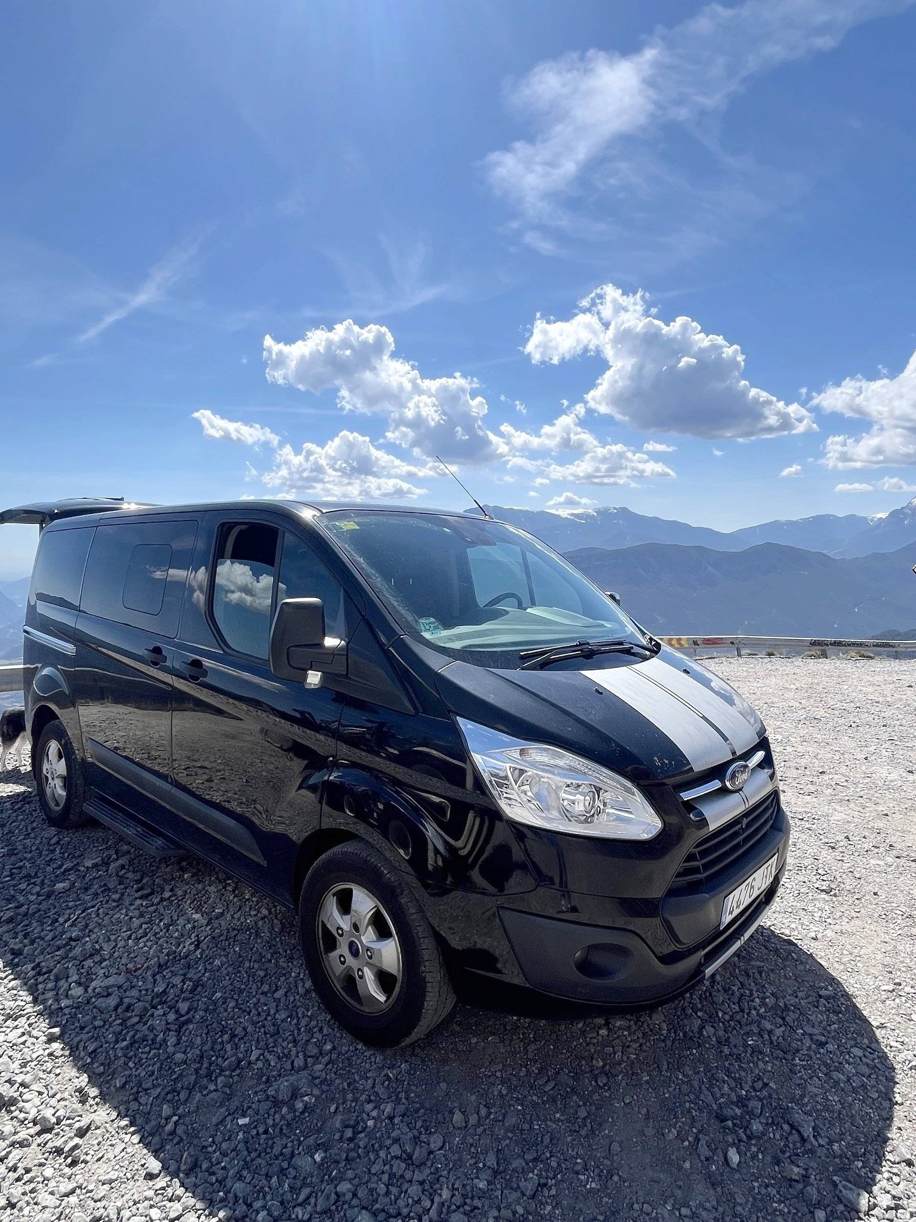 Front view from 3/4 Ford Transit Custom 2,0 l 130 ch - Yescapa