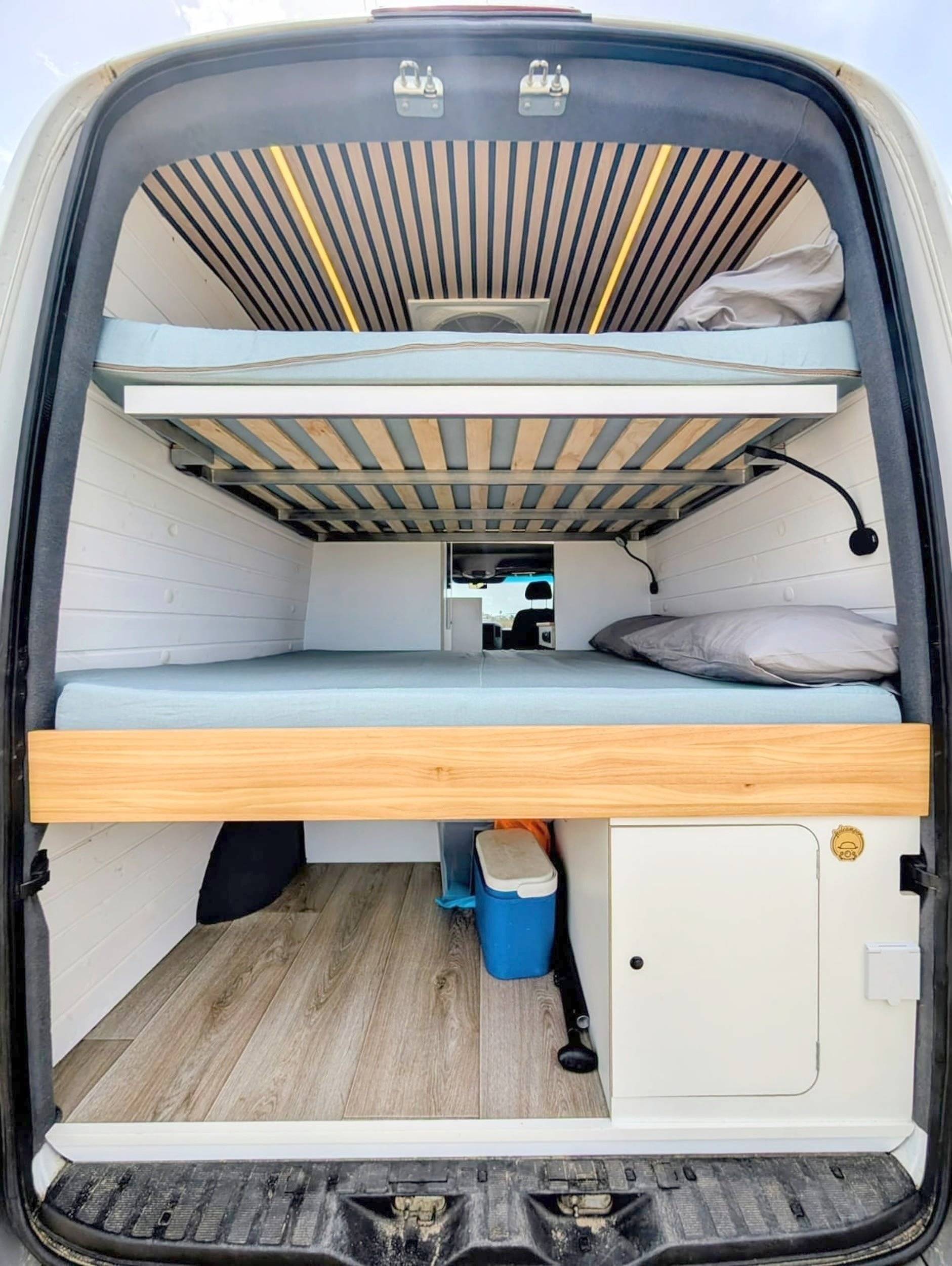 Couchages Mercedes Sprinter 2,15 l 163 ch - Yescapa