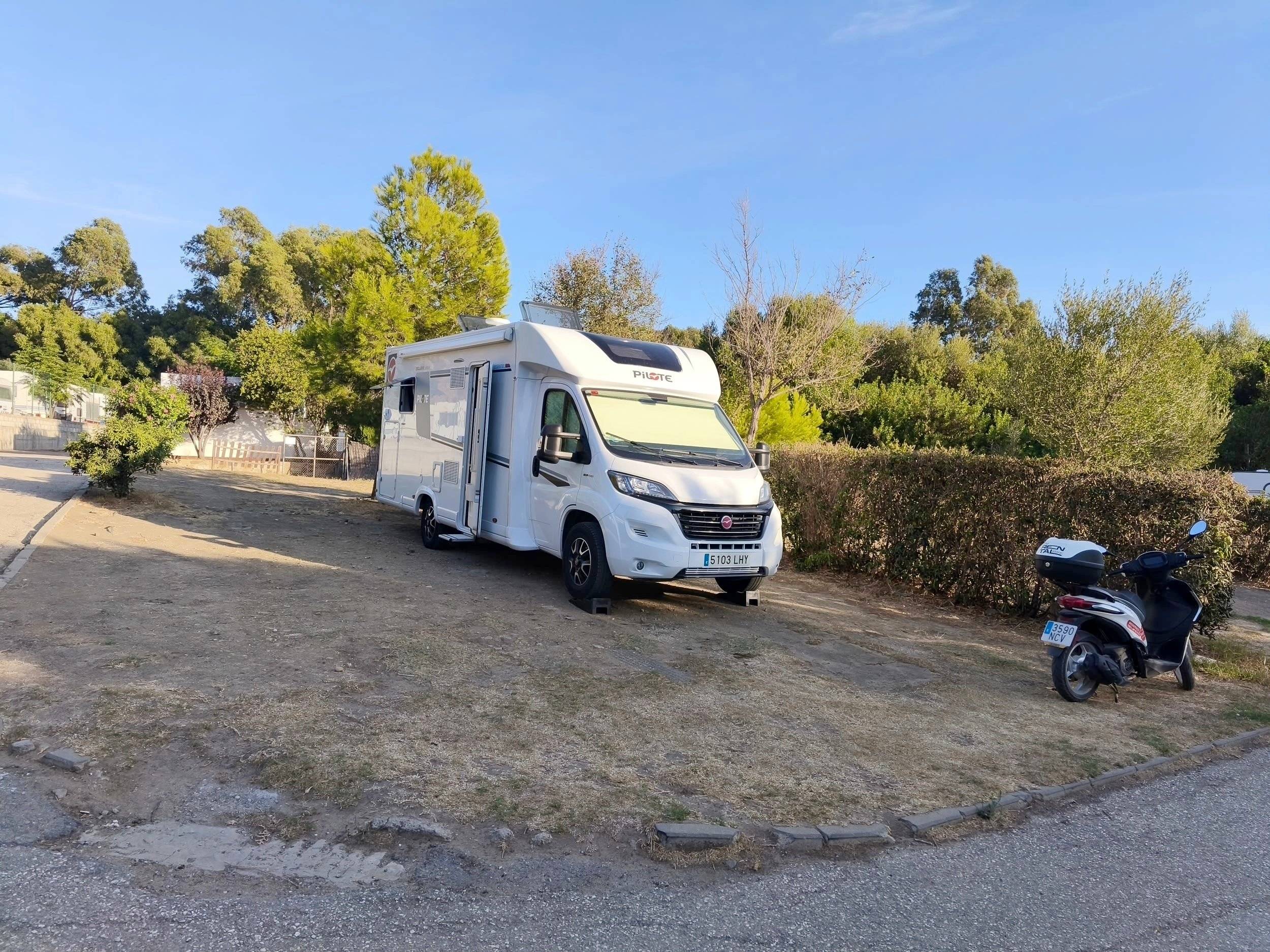 Vista de 3/4 Fiat Pilote Exclusive Edition 746 GJ - Yescapa