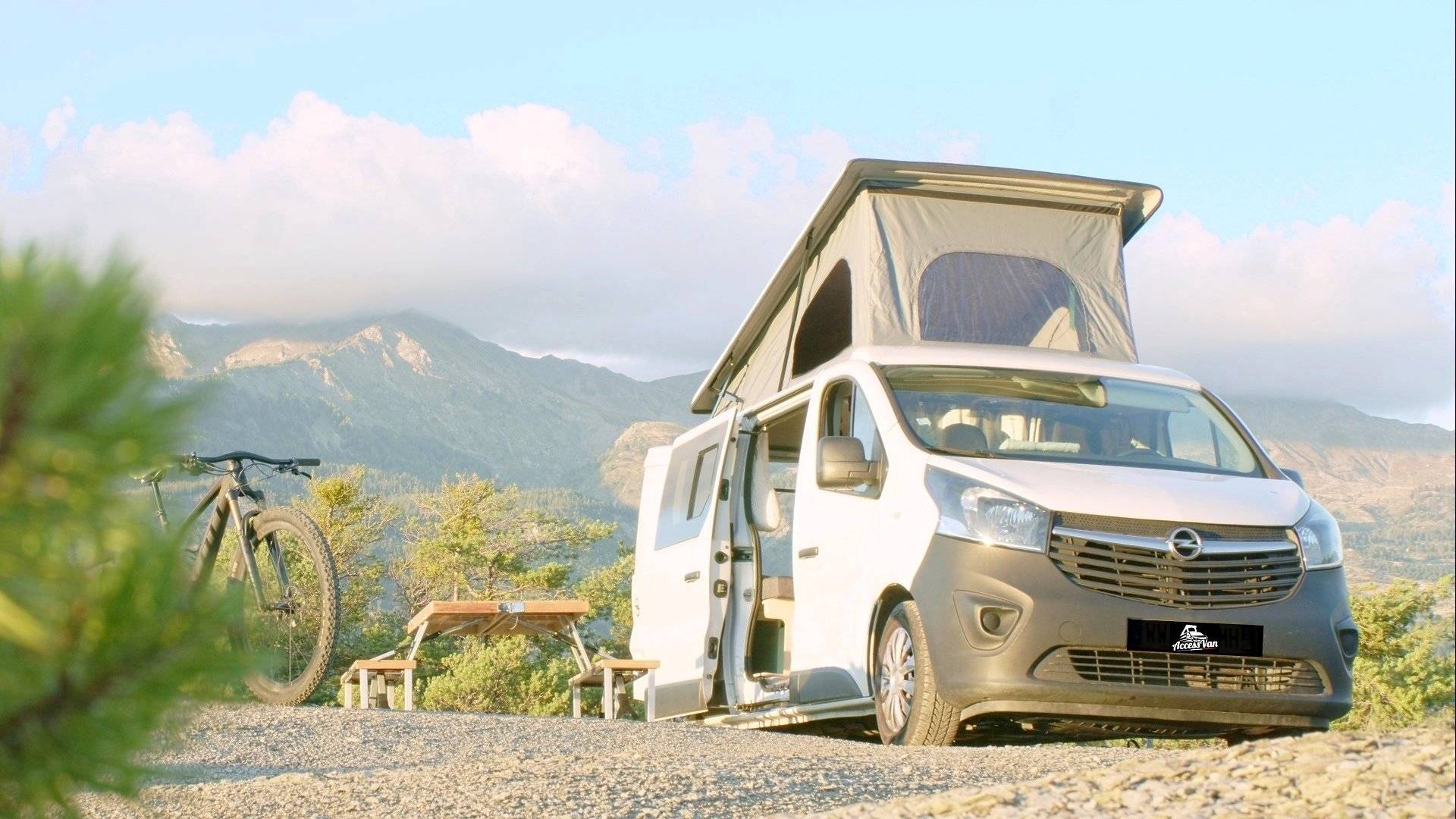 Vista de 3/4 Opel Opel Vivaro L2H1 - Yescapa