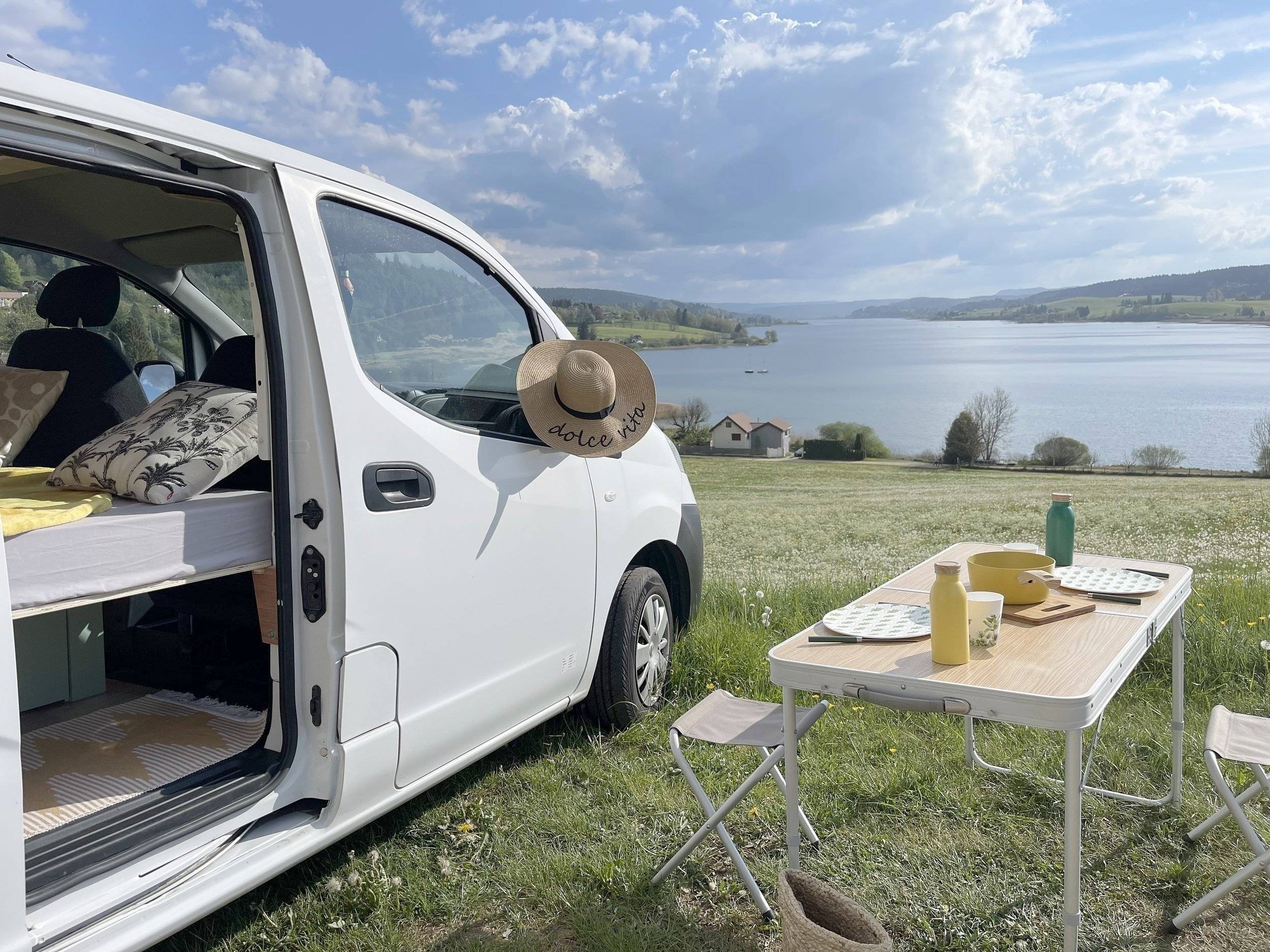Área de jantar Nissan NV200 - Yescapa