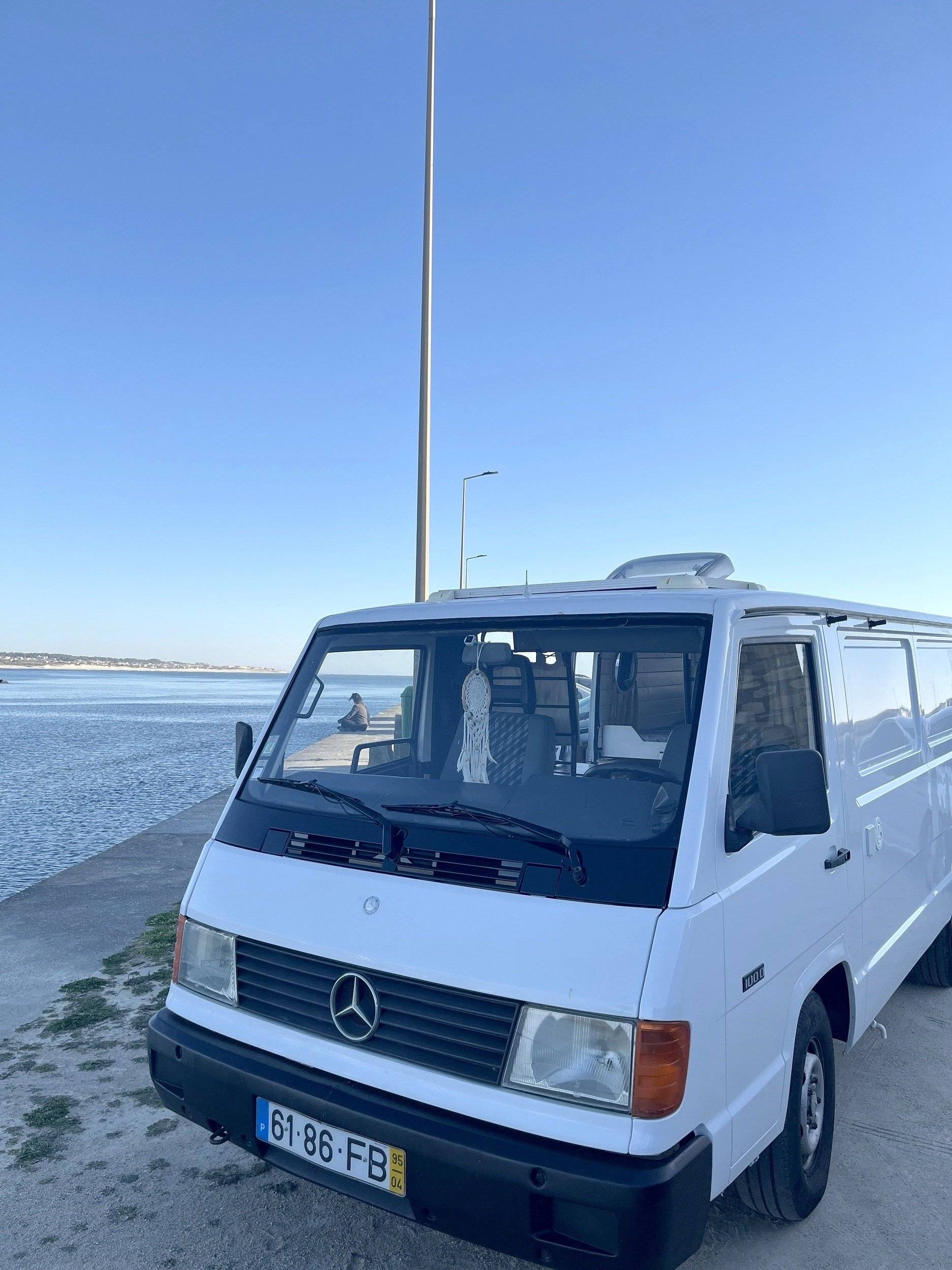 Front view from 3/4 Mercedes Mb 100 - Yescapa