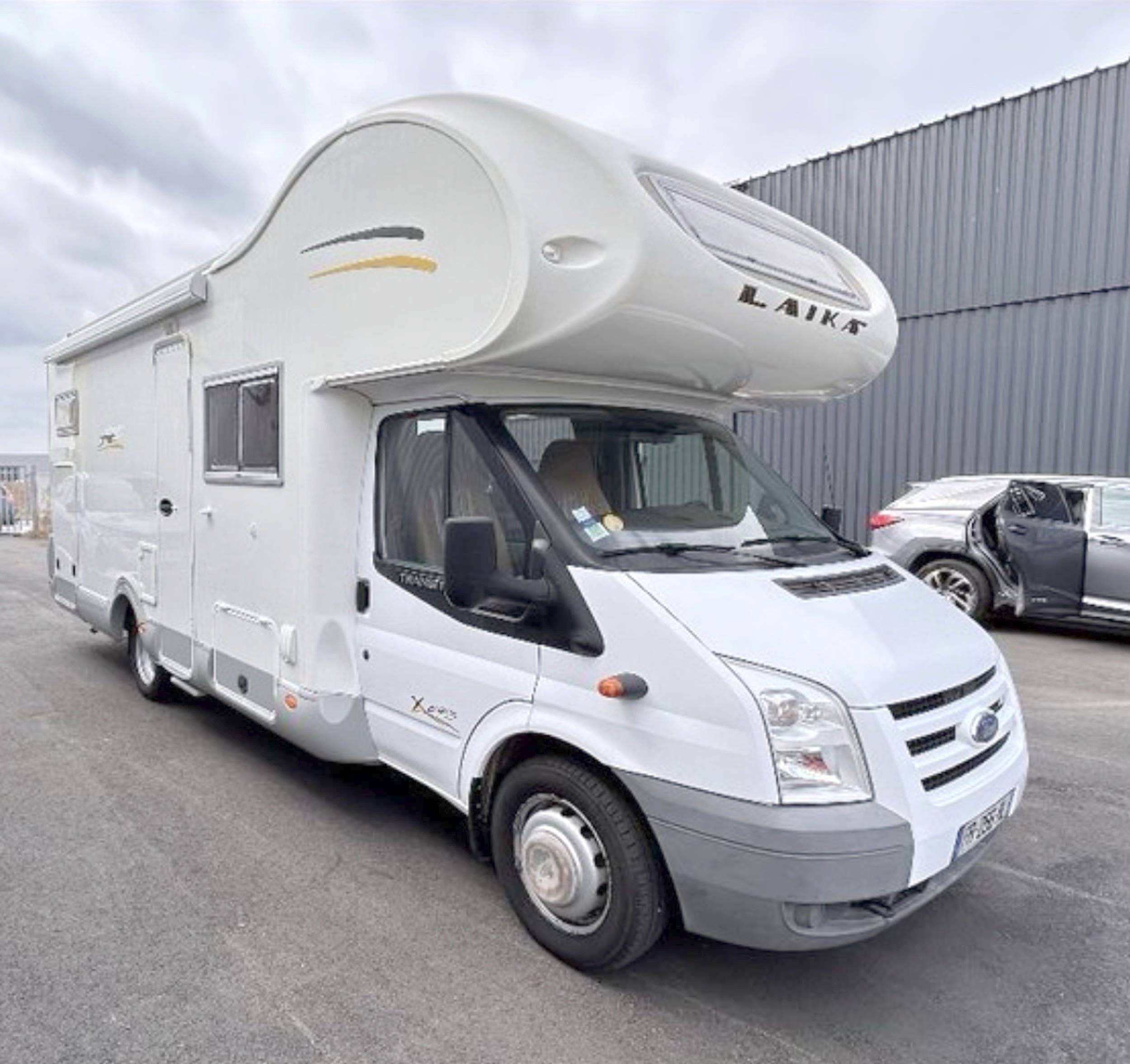 Front view from 3/4 Ford Transit 2,2 l TDCi 130 ch. - Yescapa