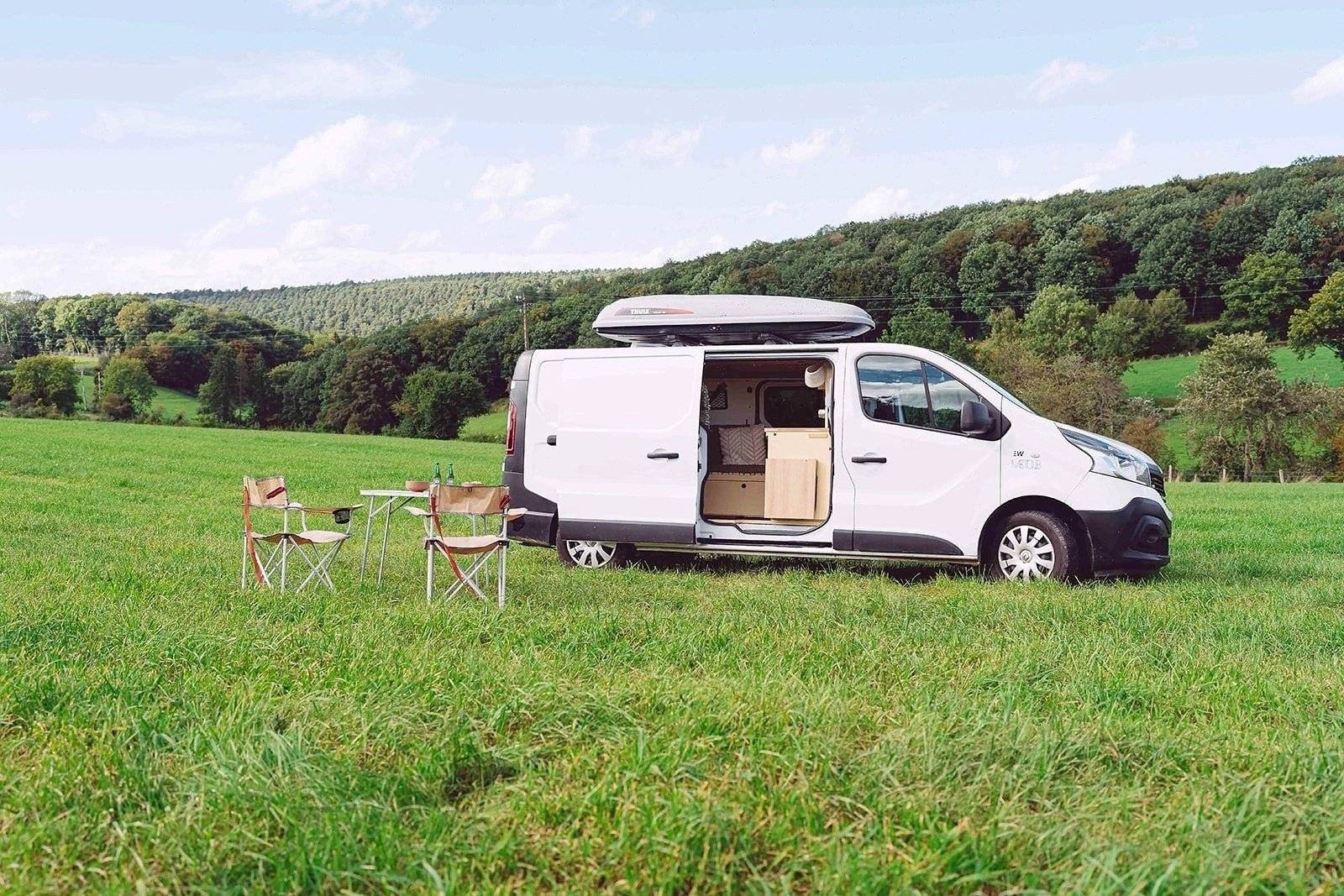 Front view from 3/4 Renault Trafic 1,6 l 125 ch - Yescapa