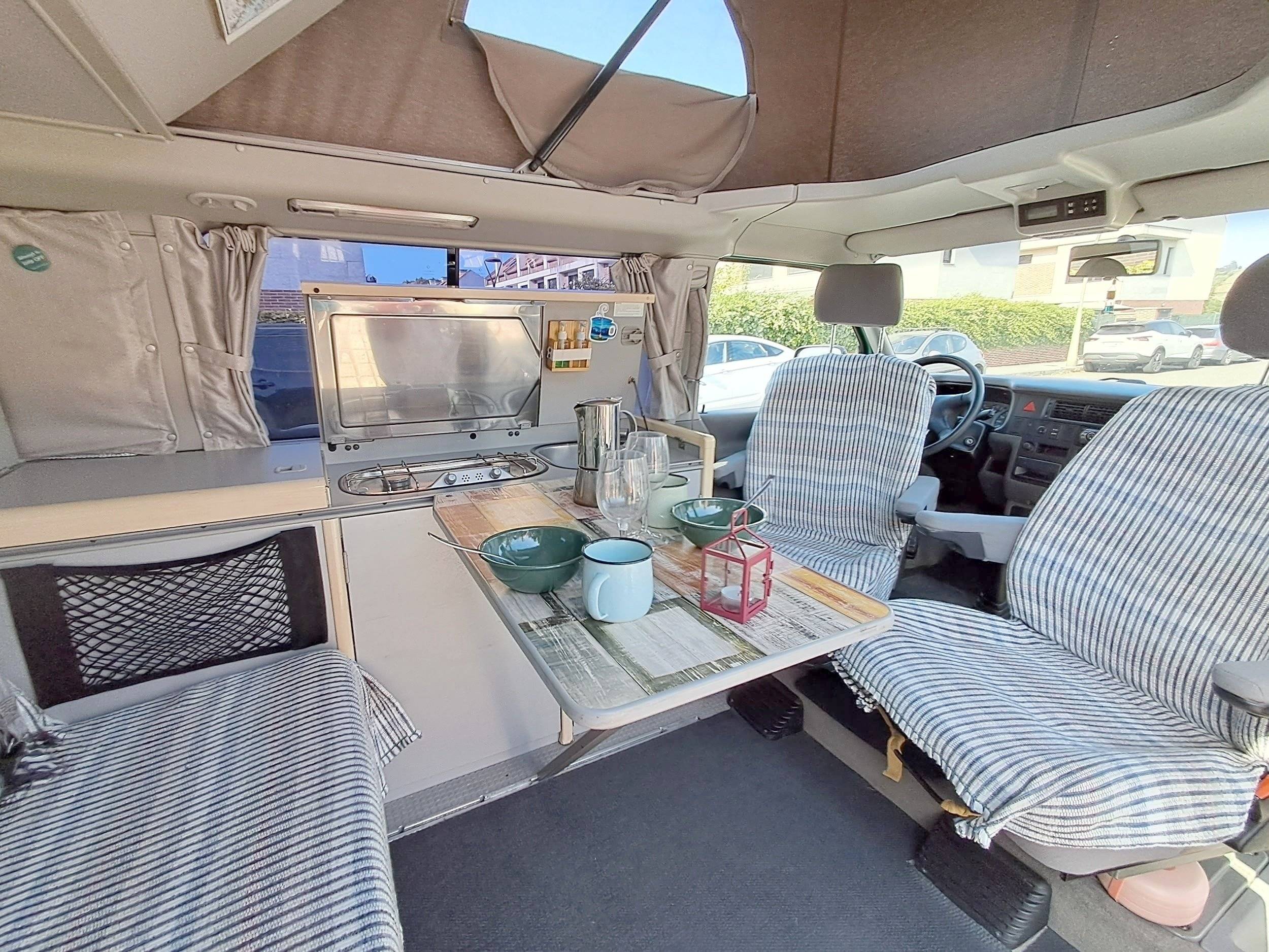 Dining Area Volkswagen T4 syncro 2,5 tdi - Yescapa
