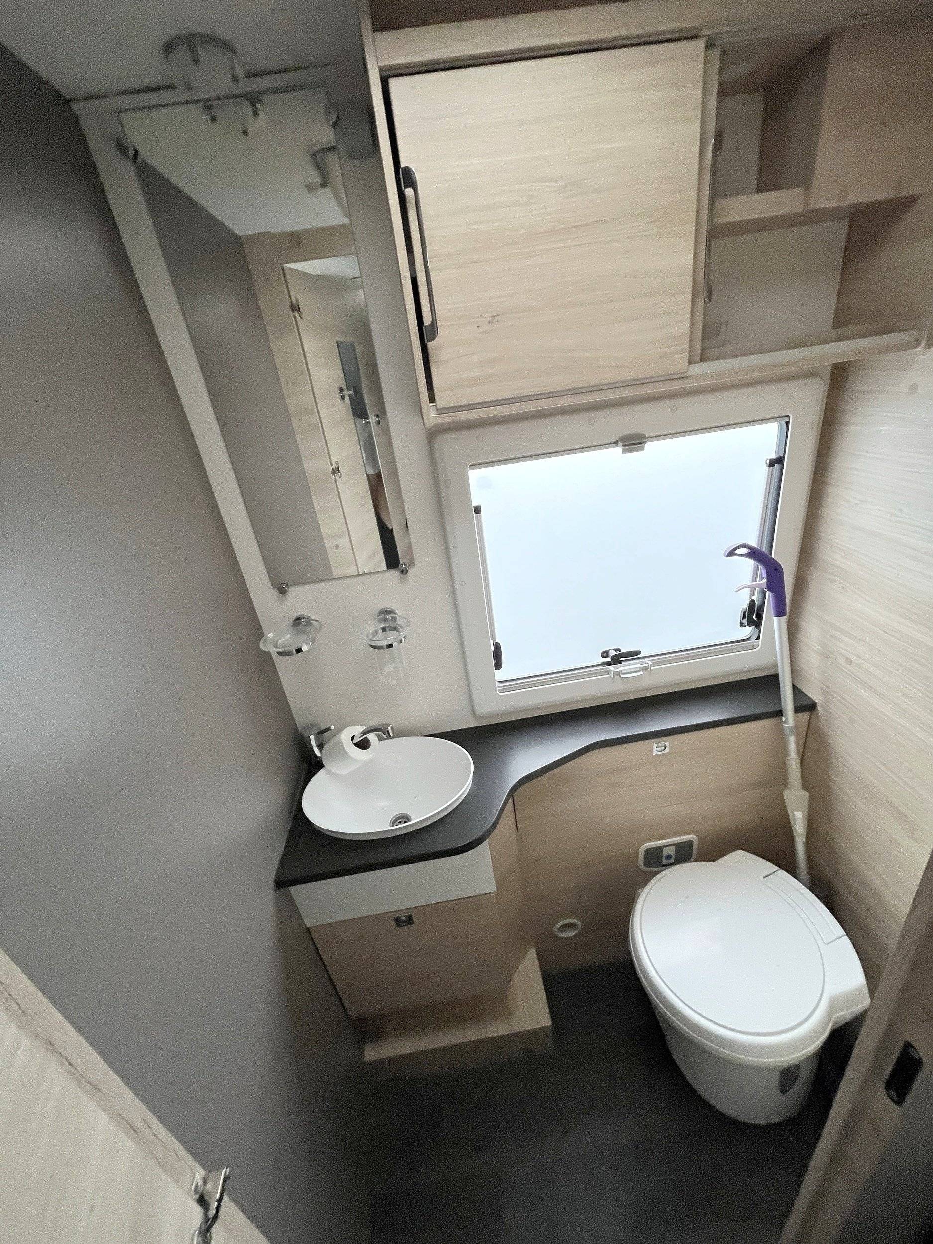Bathroom / Toilets Ford Transit 2,0 l 130 ch - Yescapa