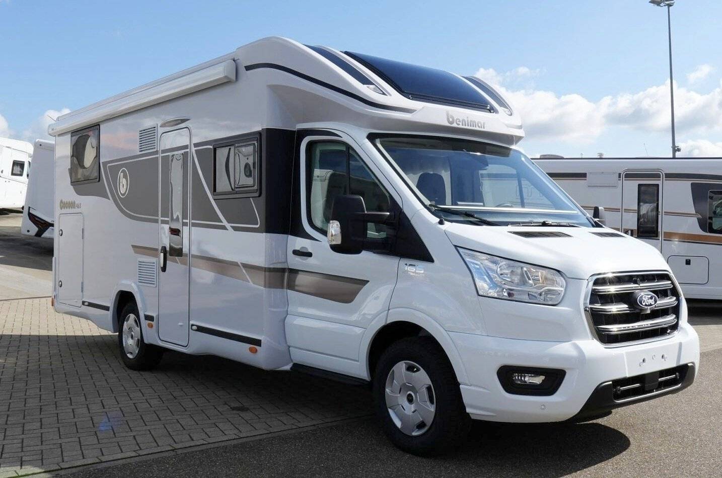 Vue avant de 3/4 Ford ford transit - Yescapa