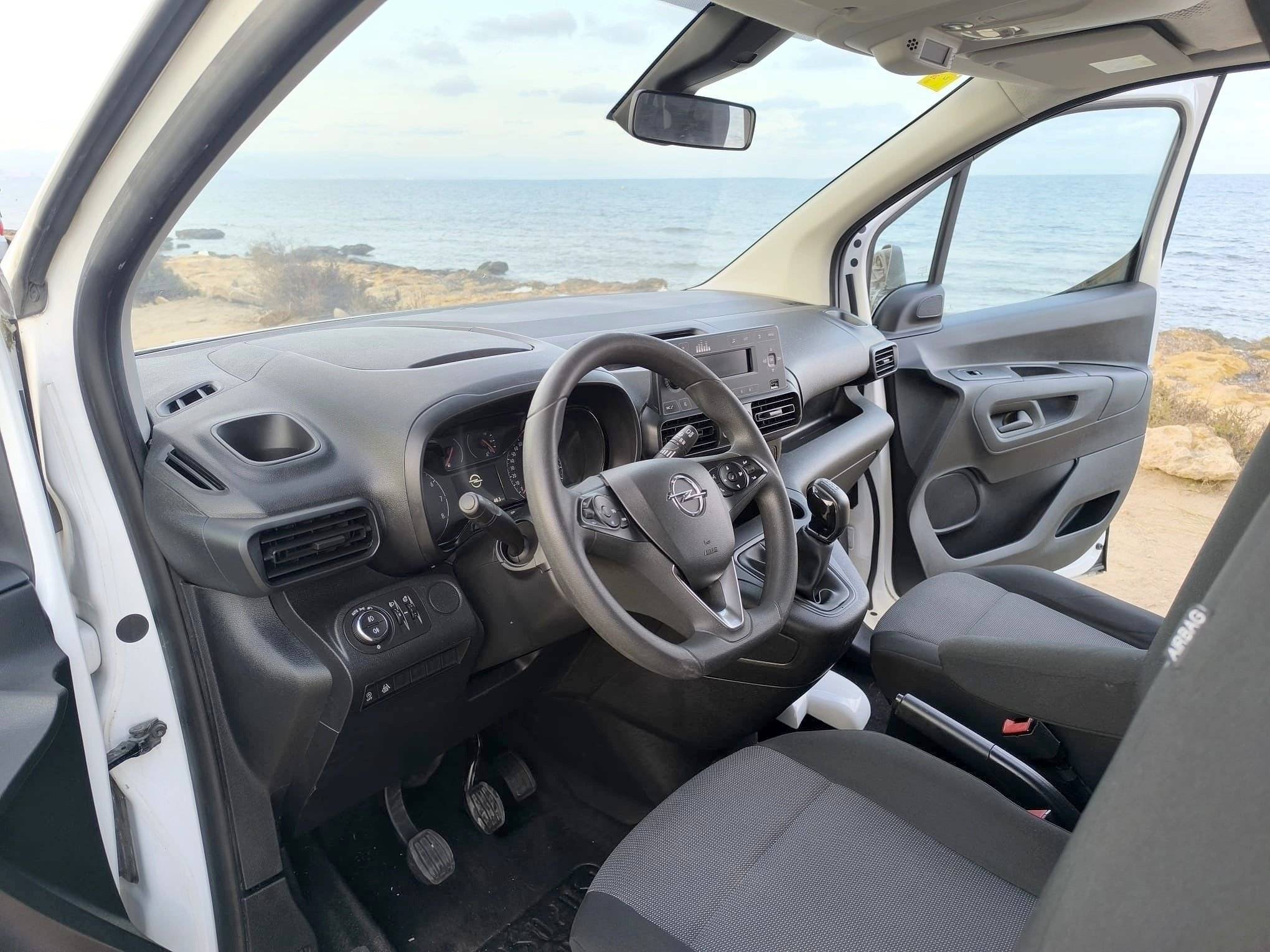 Área de jantar Opel combo - Yescapa