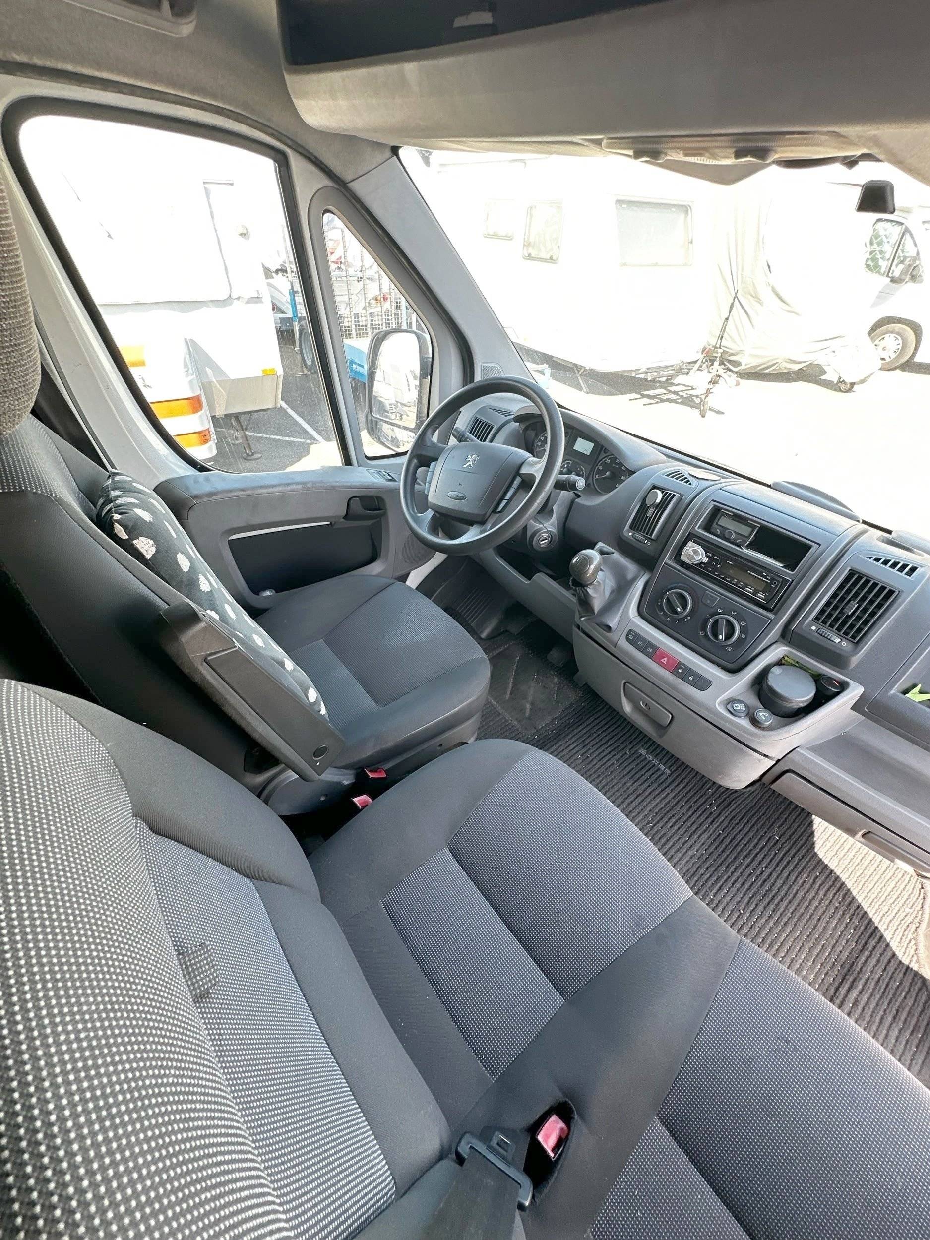 Fahrerbereich Peugeot Boxer - Yescapa