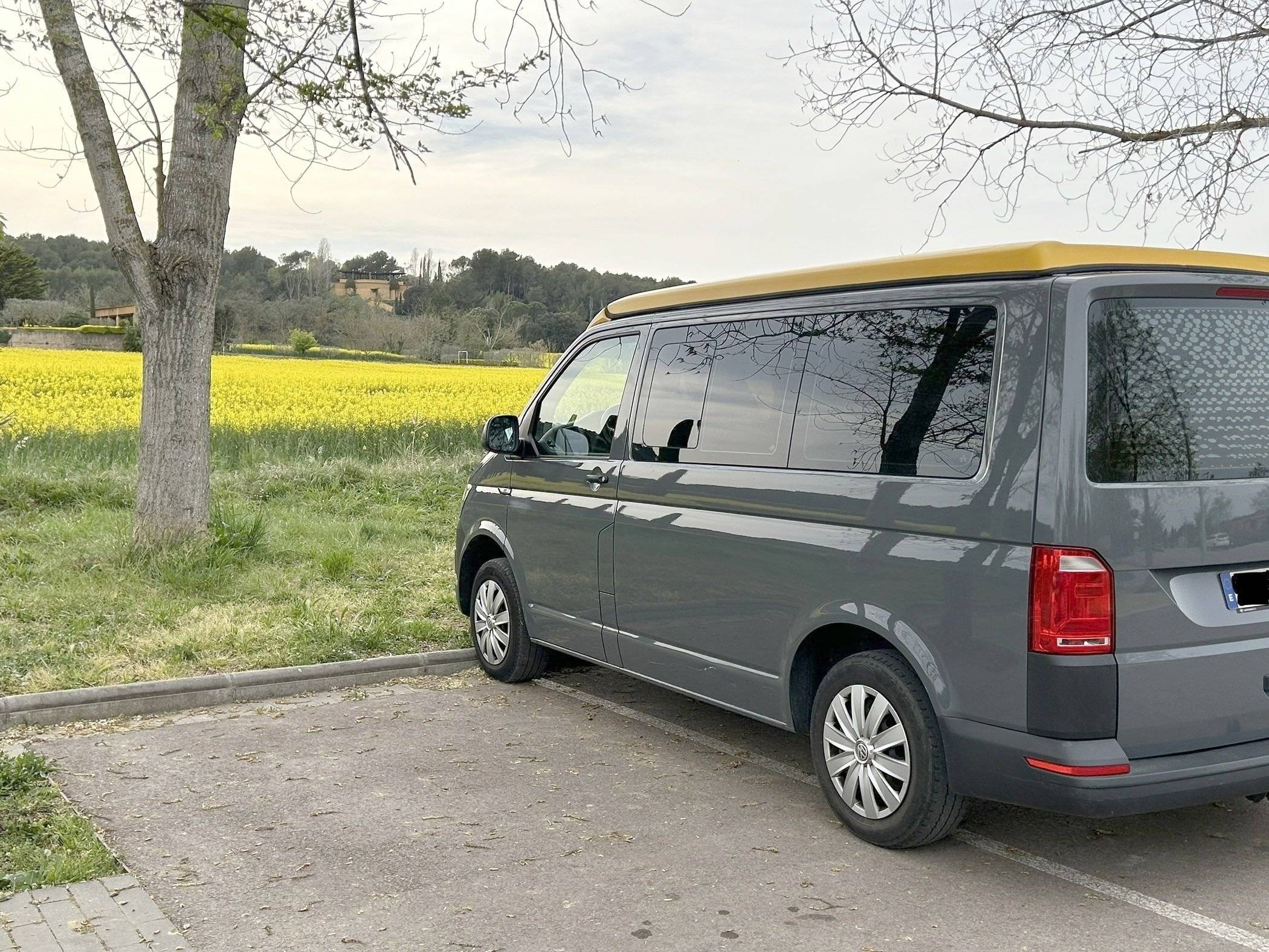 Vue arrière Volkswagen Transporter T6 Kombi KR TDI - Yescapa