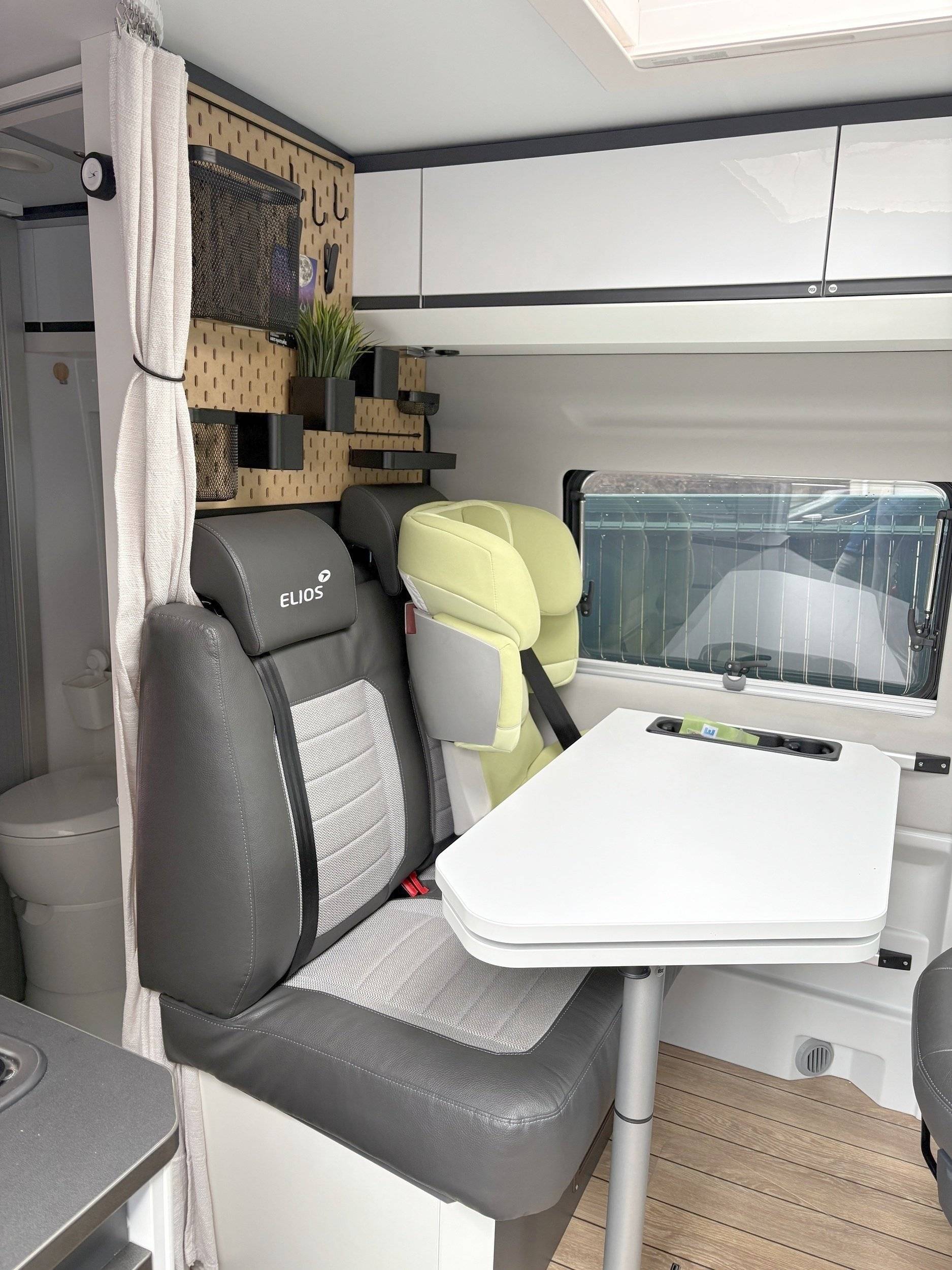 Área de jantar Citroën Jumper 2.2l  140cv - Yescapa