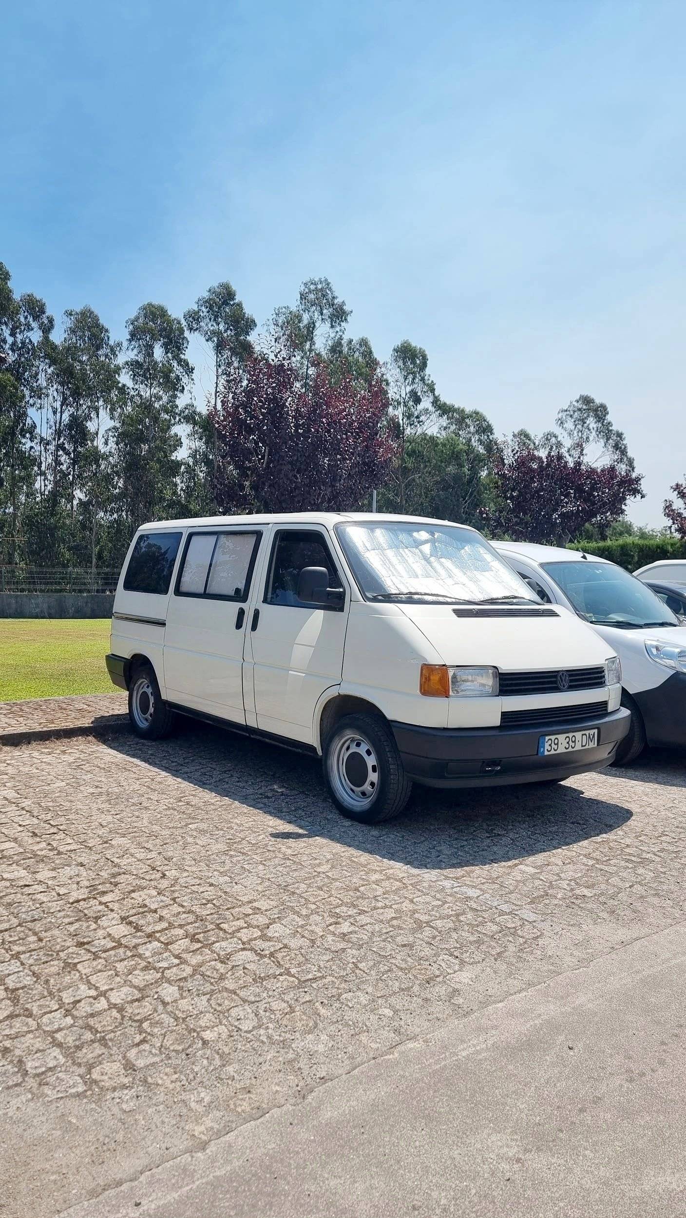 Vista frontale a ¾ Volkswagen Transporter T4 2.4D - Yescapa