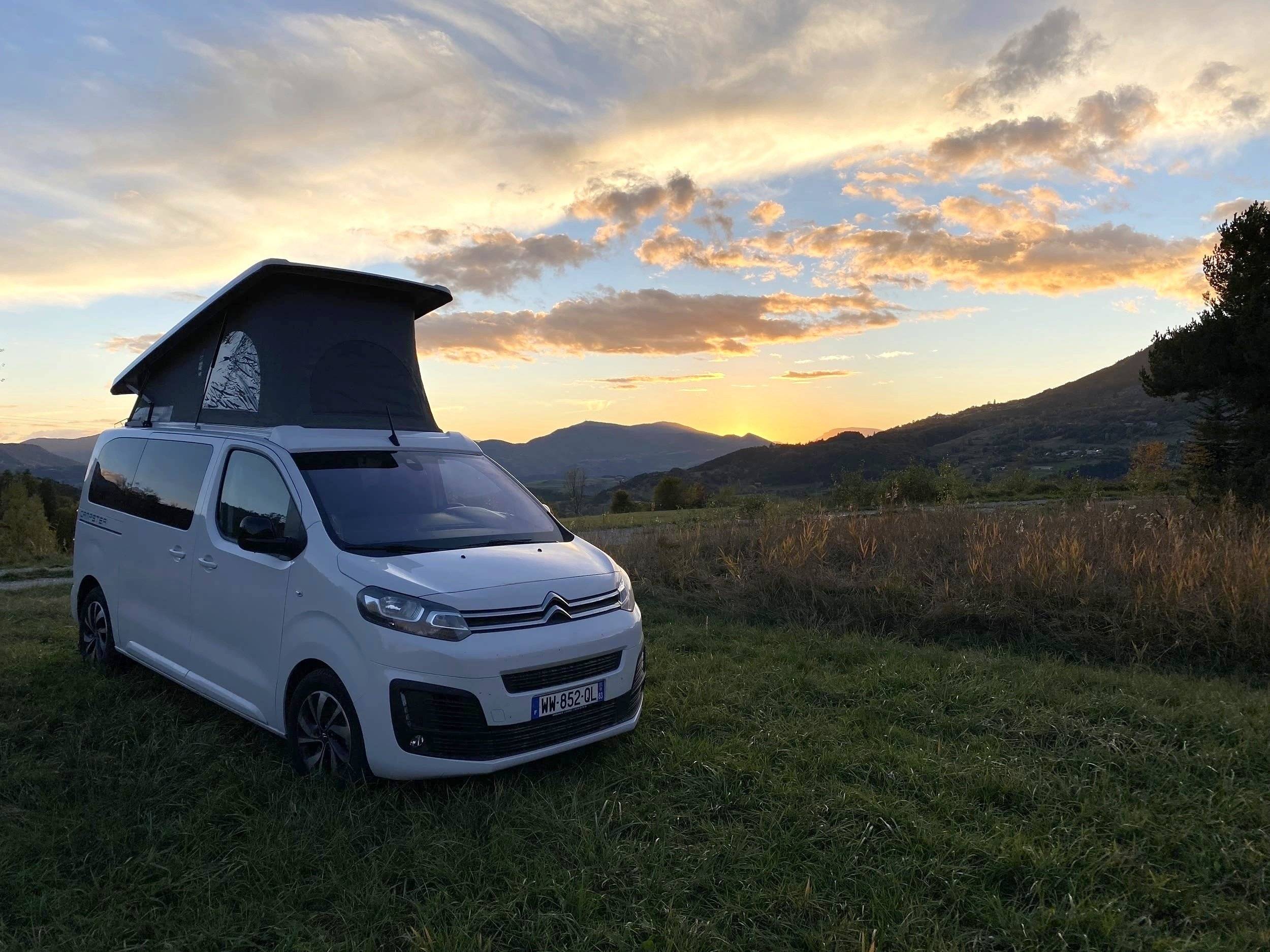 Vista de 3/4 Citroën Jumpy - Yescapa