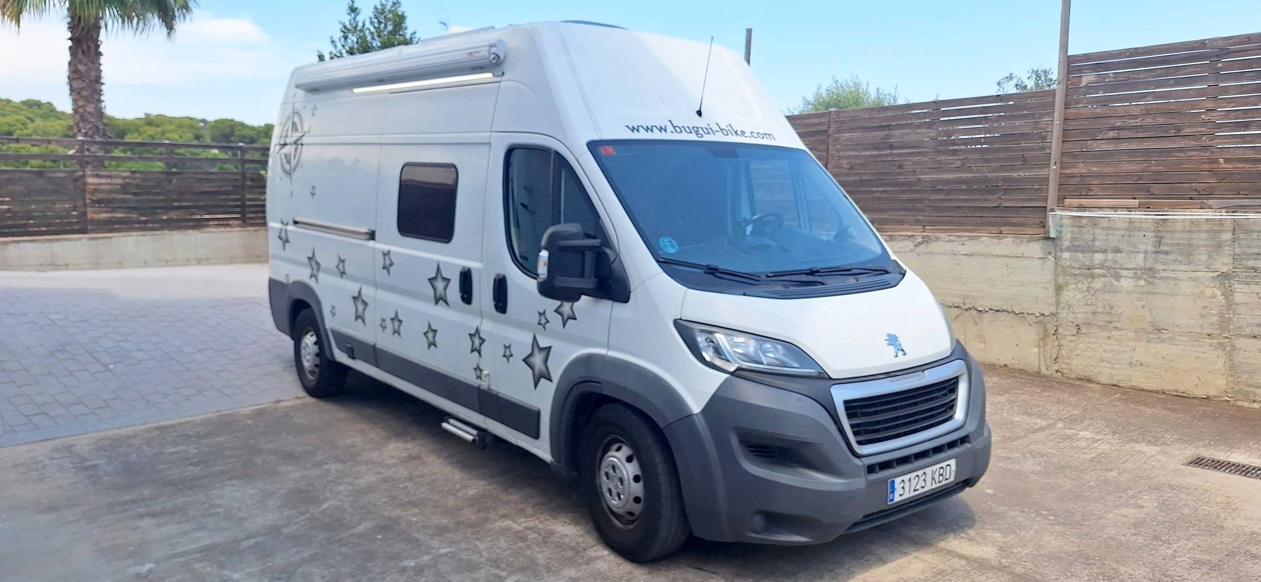 Vue avant de 3/4 Peugeot Peugeot boxer - Yescapa