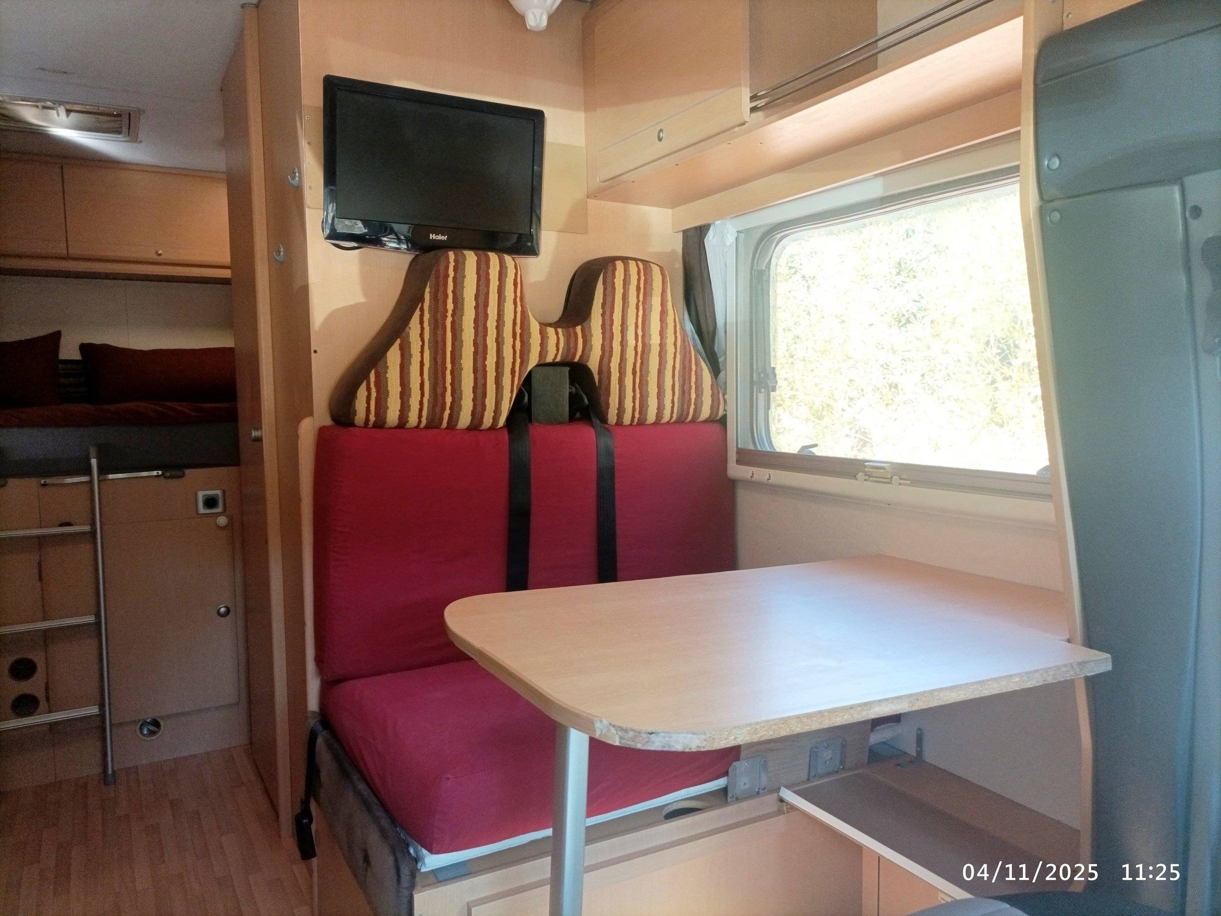 Dinette Ford Transit 2,2 l TDCi 130 ch. - Yescapa