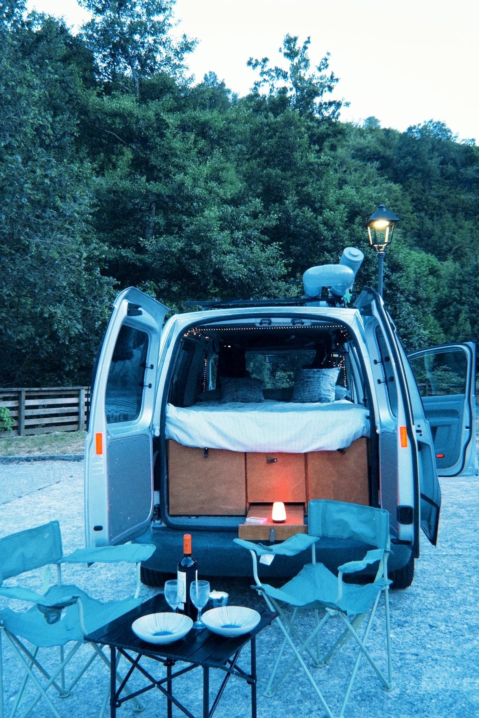 Vista del vehicle angle davanter Volkswagen Caddy 1.9 105 cv - Yescapa