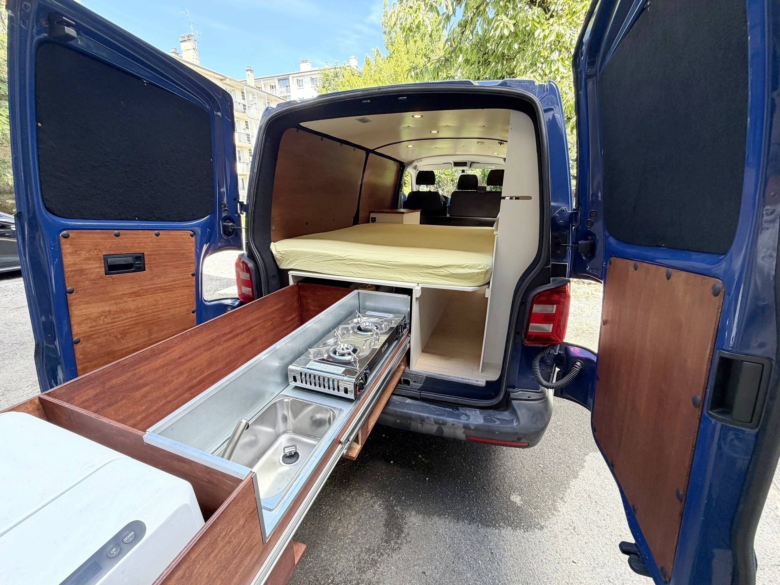 Vista de trás Volkswagen T6 2 l TDI 150 ch - Yescapa