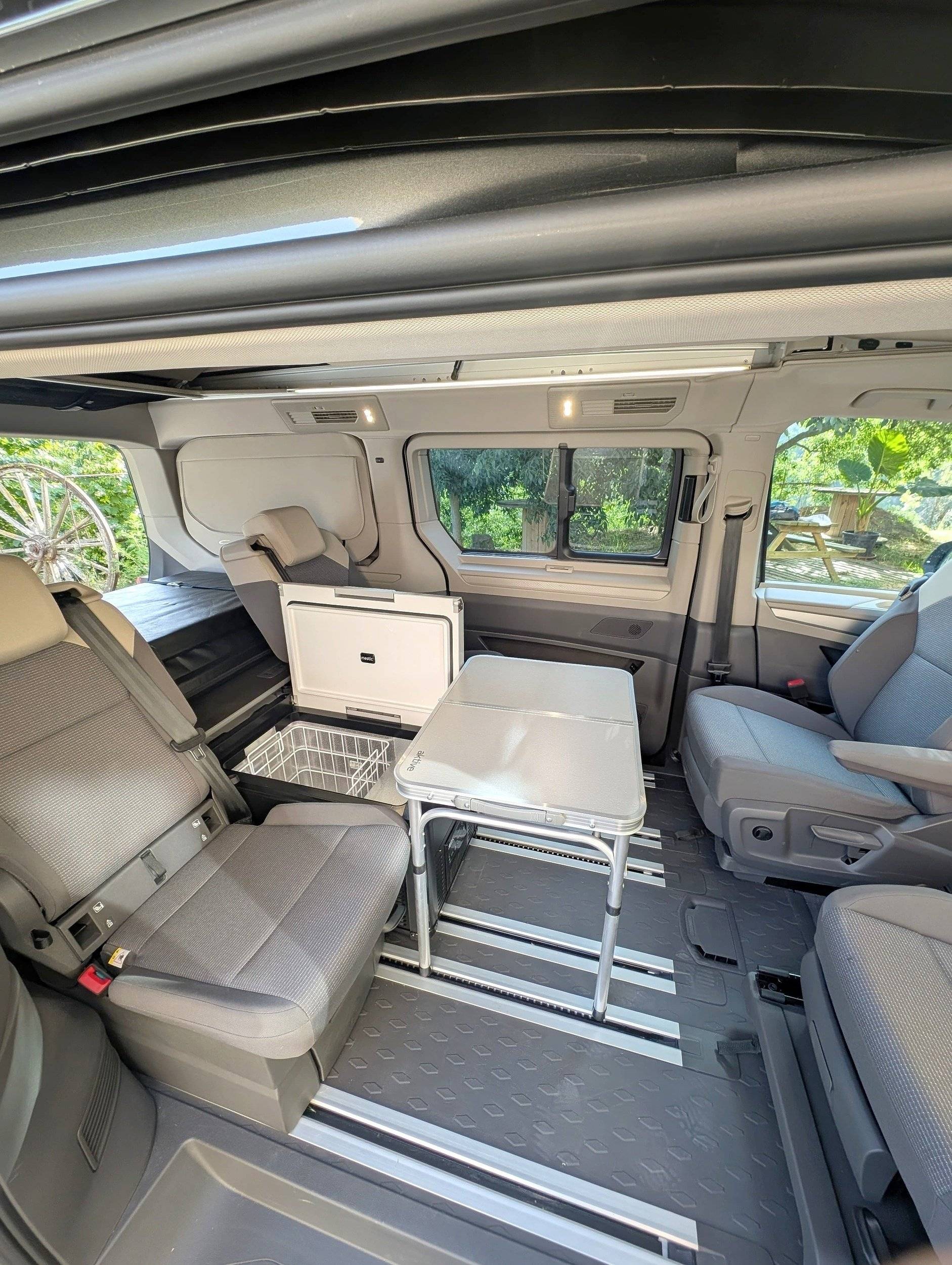 Dinette Volkswagen California Beach Tour  California Beach Tour - Yescapa