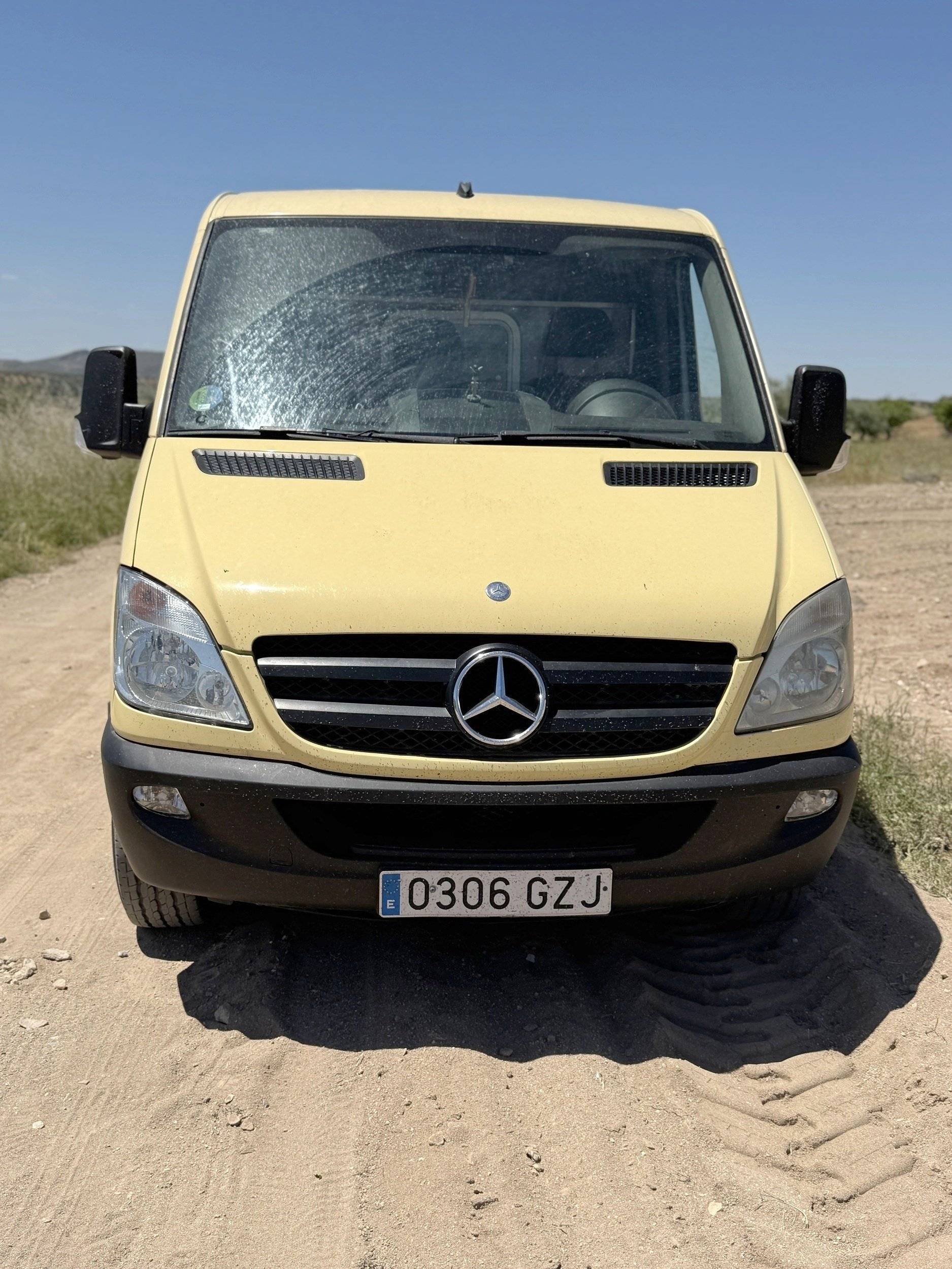 Vue avant de 3/4 Mercedes - Yescapa
