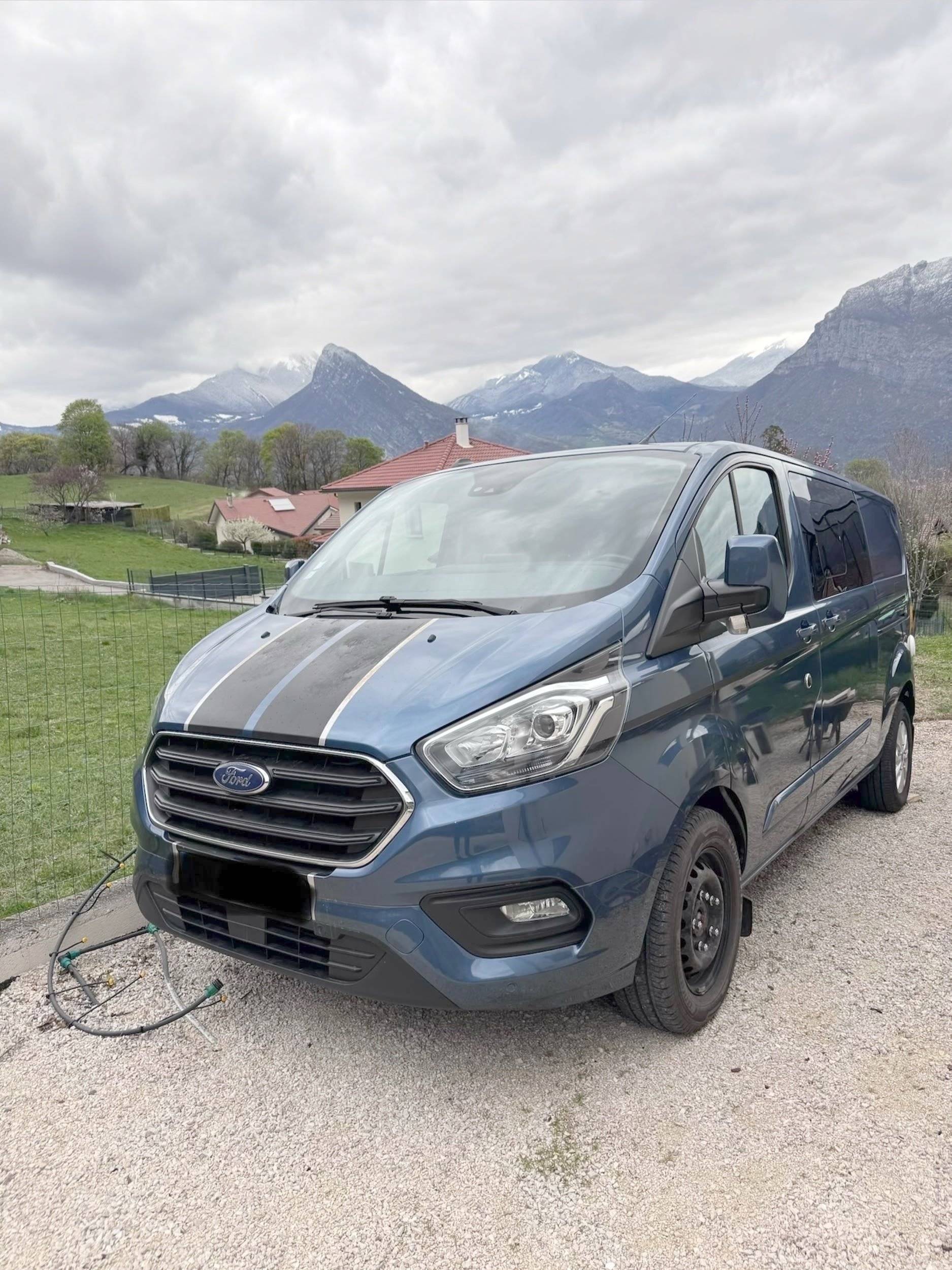 Front view from 3/4 Ford - Yescapa