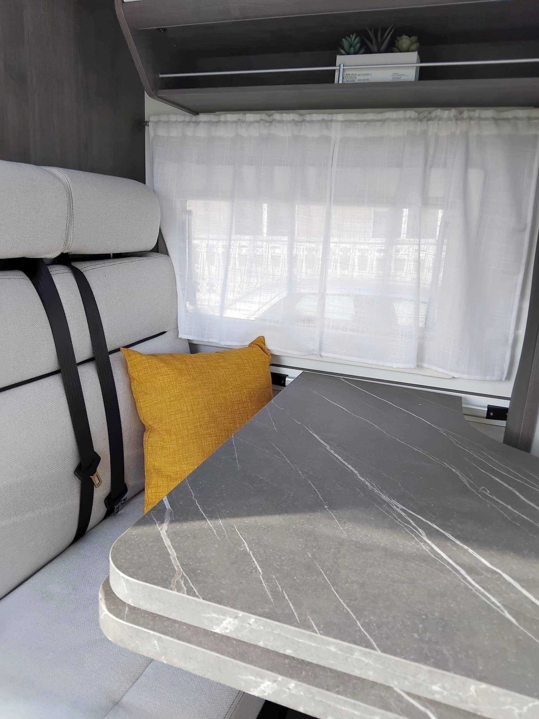 Área de jantar Ford Transit 2,0 l 170 ch - Yescapa