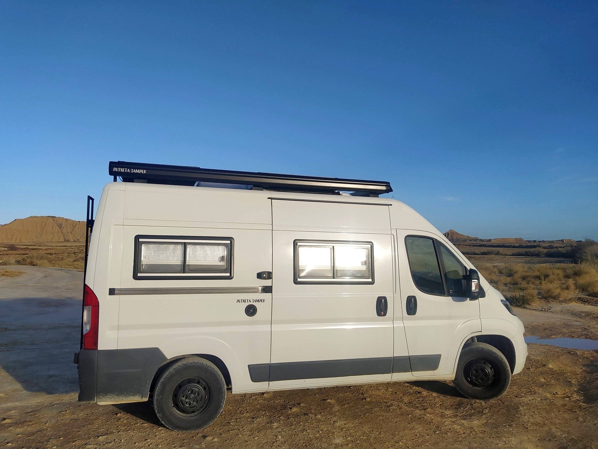 Vue avant de 3/4 Peugeot - Yescapa