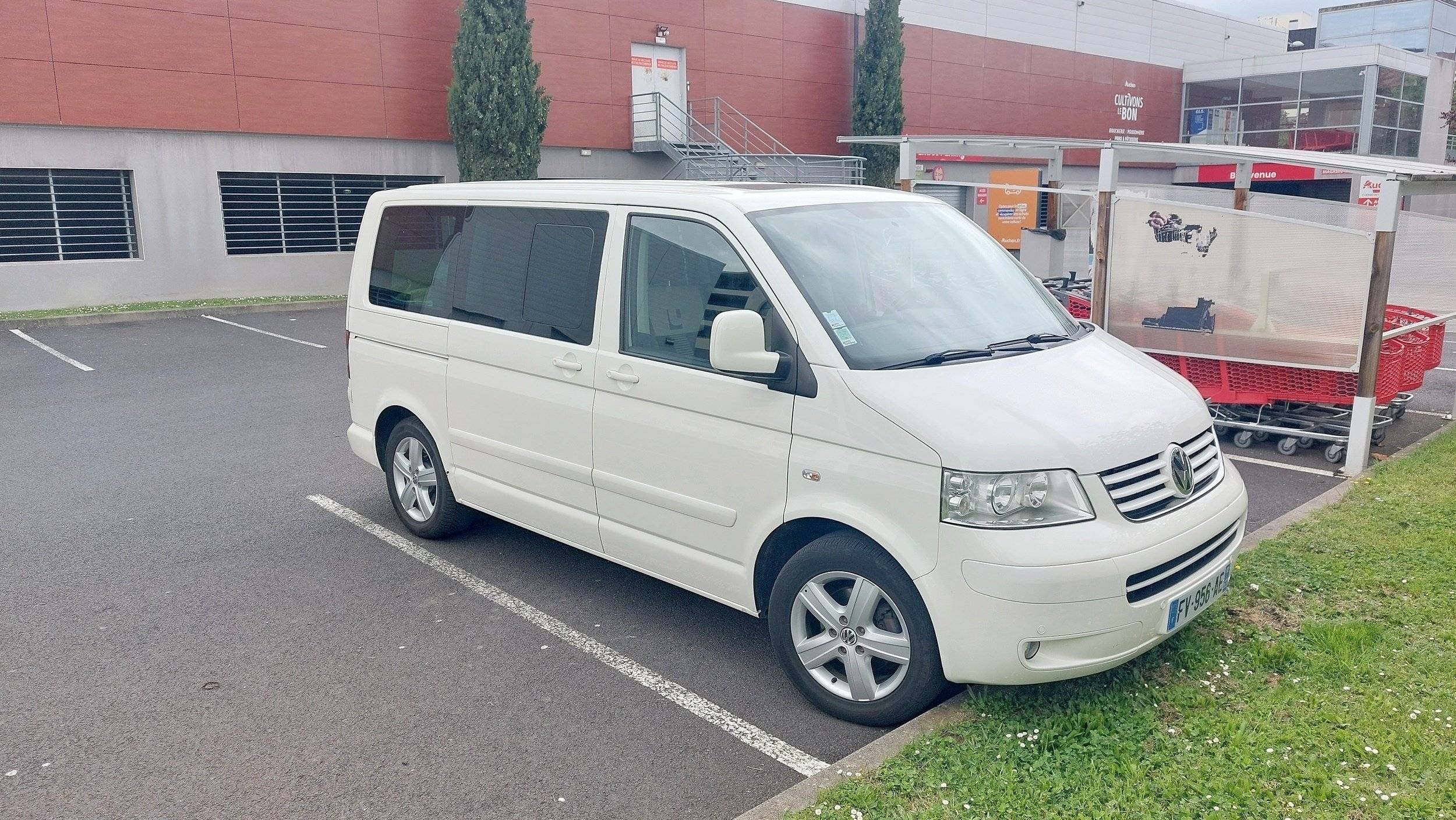 schräge Vorderansicht Volkswagen Volkswagen T5 - Yescapa
