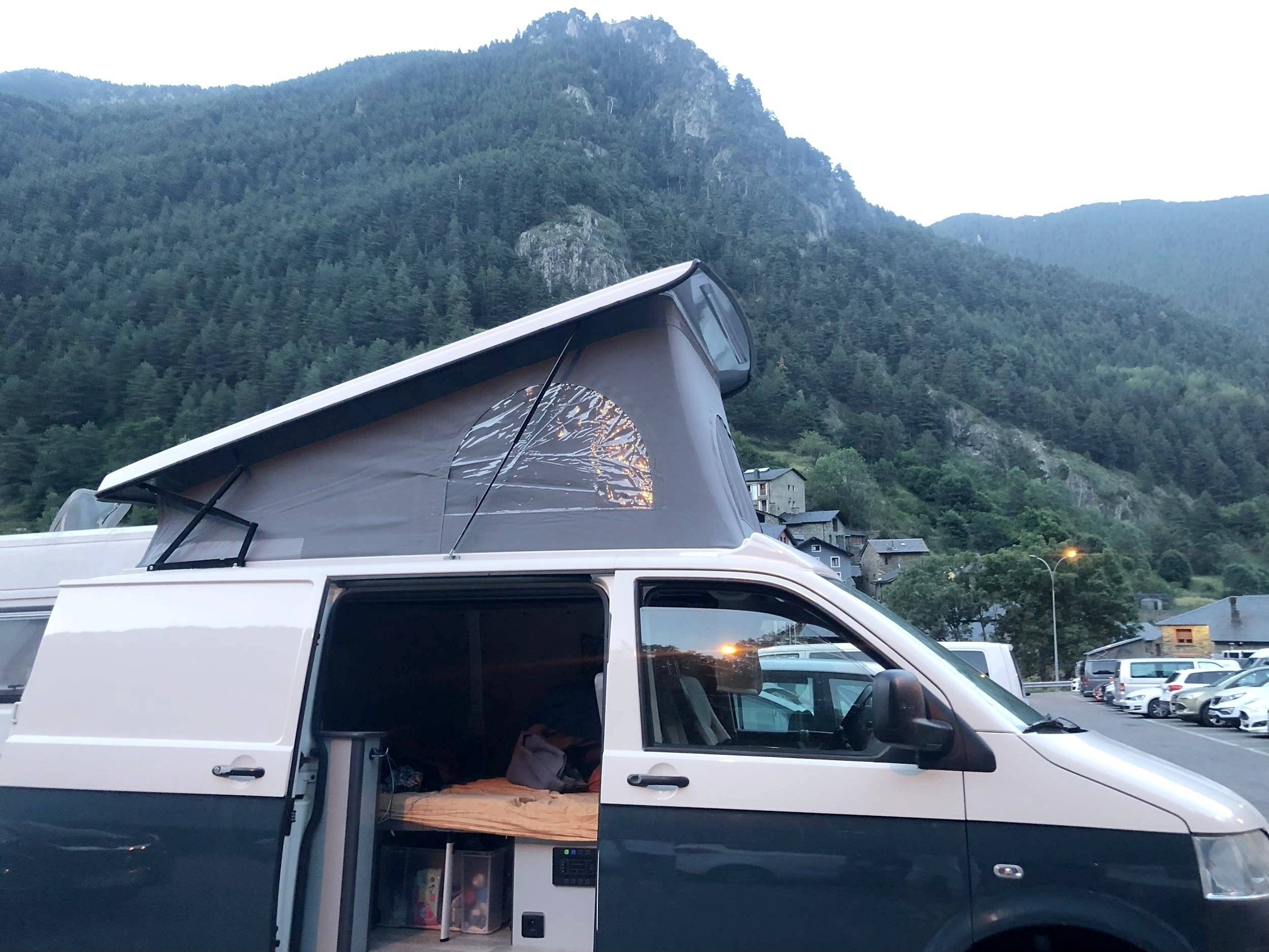 Front view from 3/4 Volkswagen T5 2,0 l 102 ch - Yescapa