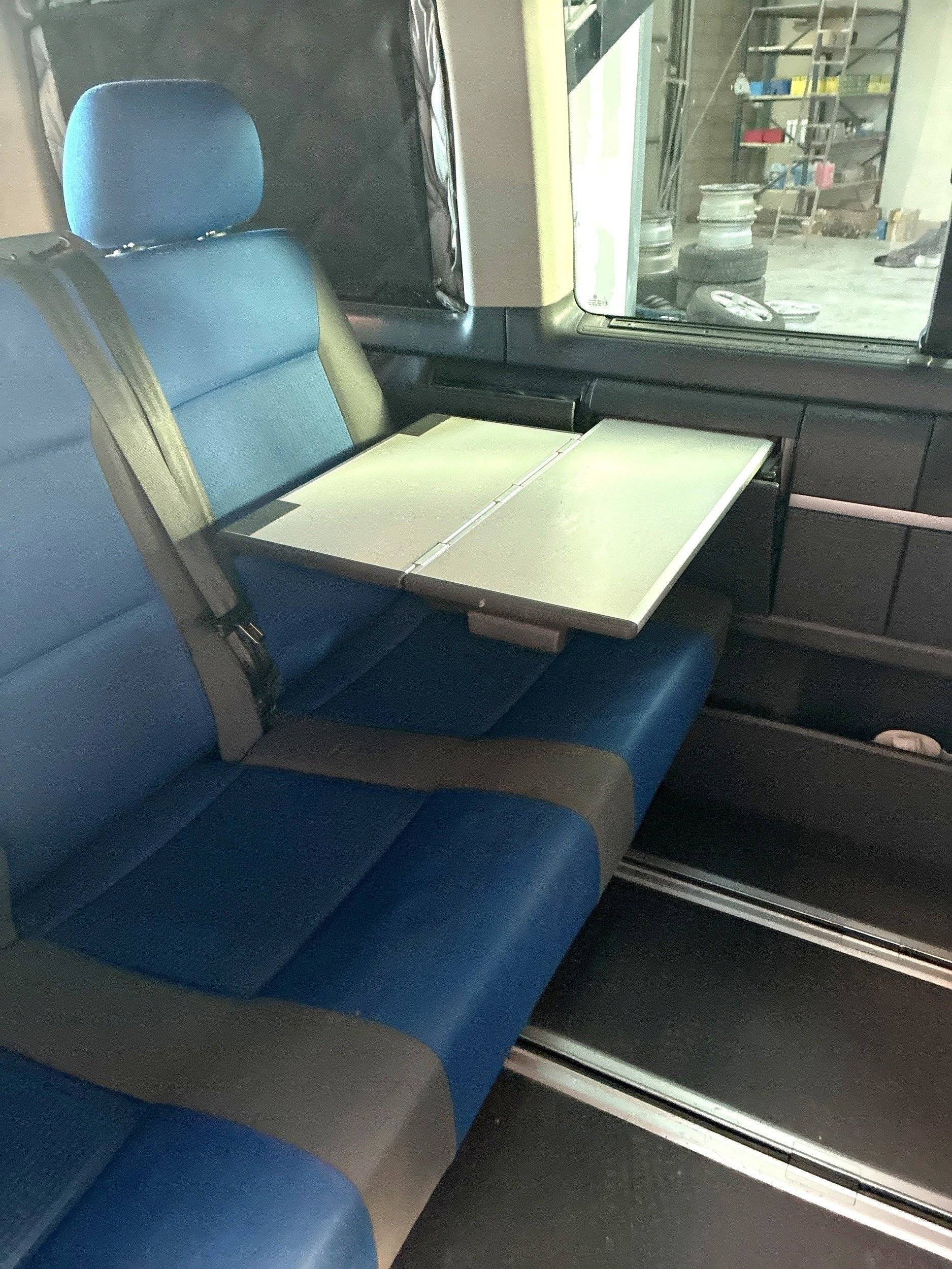 Dining Area Volkswagen T5 2,5 l 130 ch - Yescapa