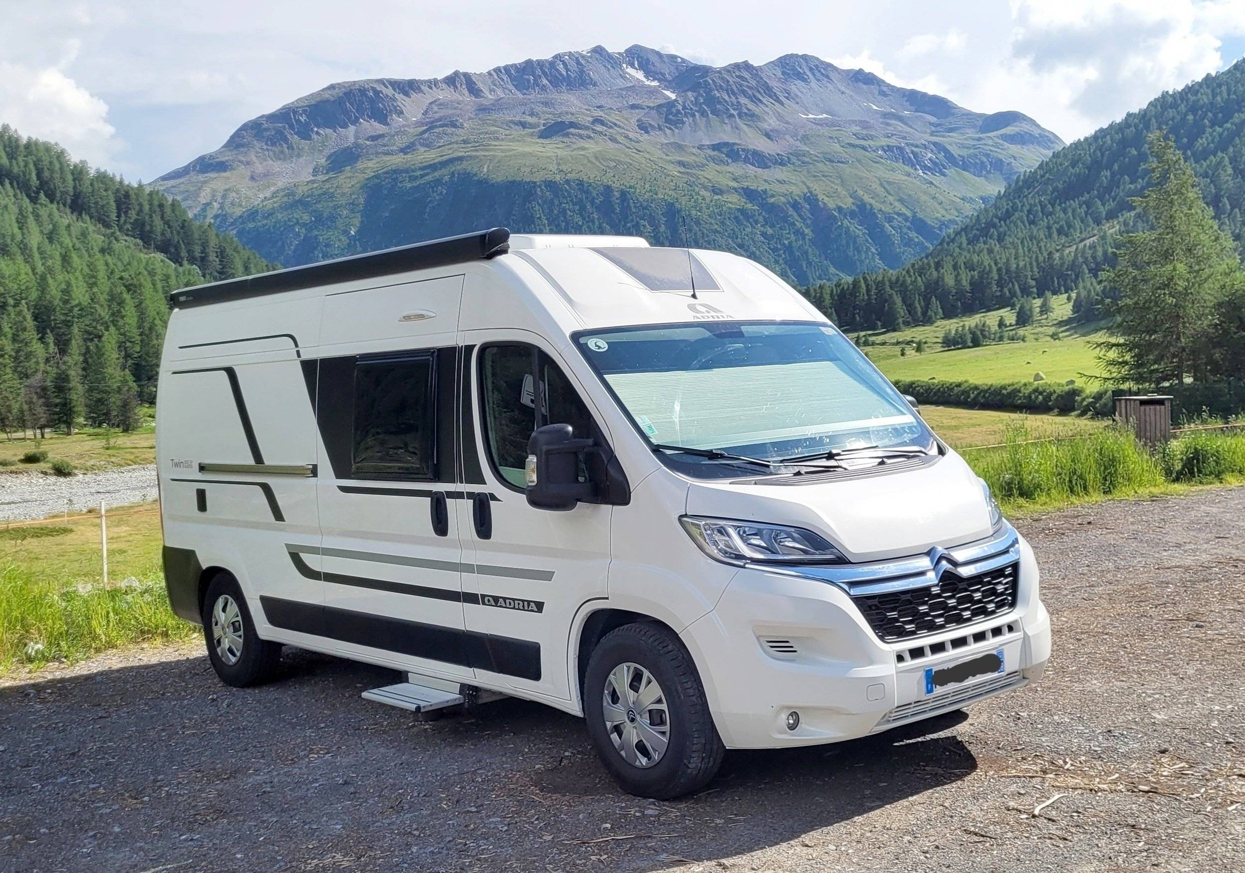 Vista del vehículo ángulo delantero Citroën - Yescapa