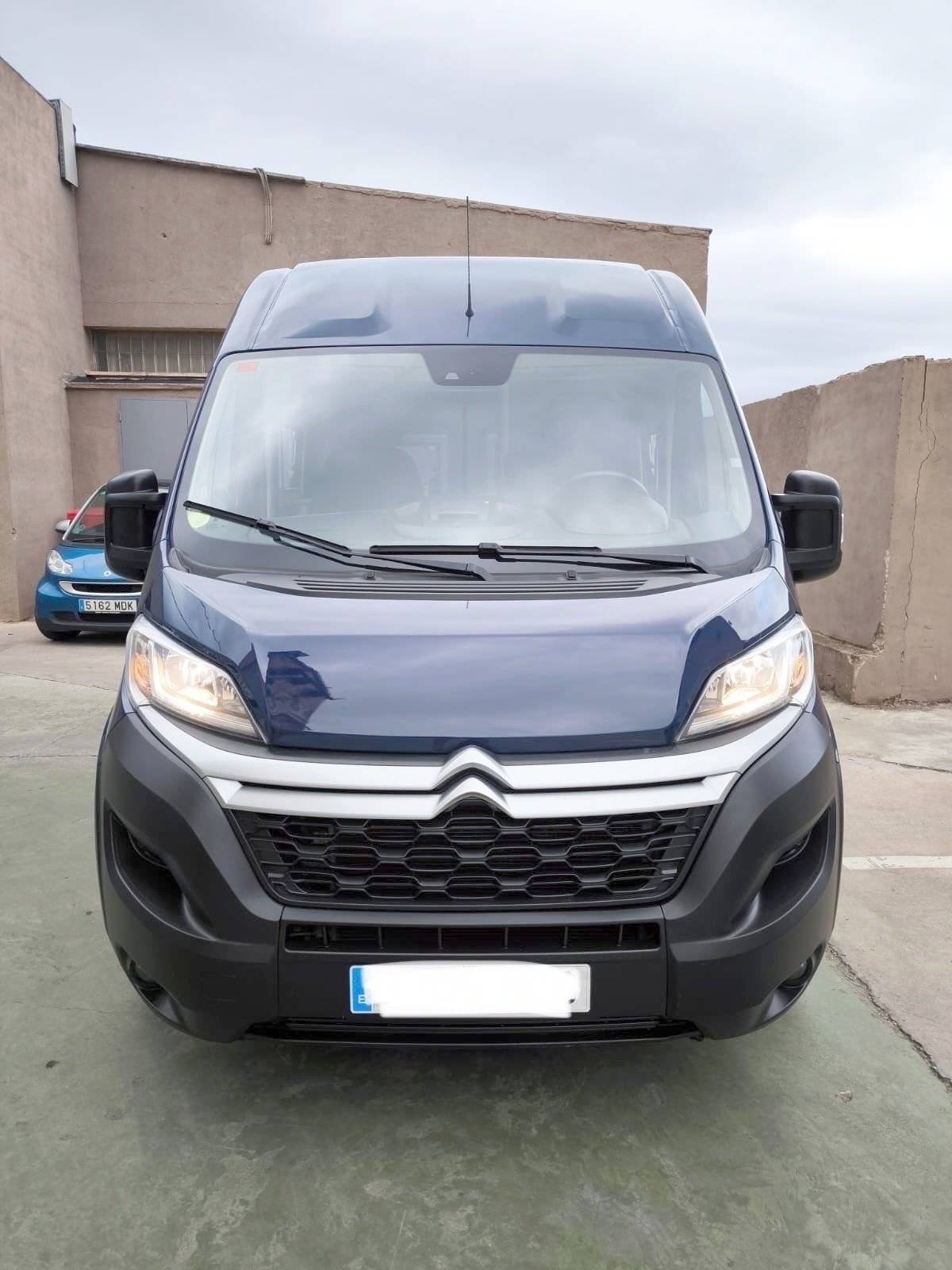 Front view from 3/4 Citroën Citroen Jumper - Yescapa