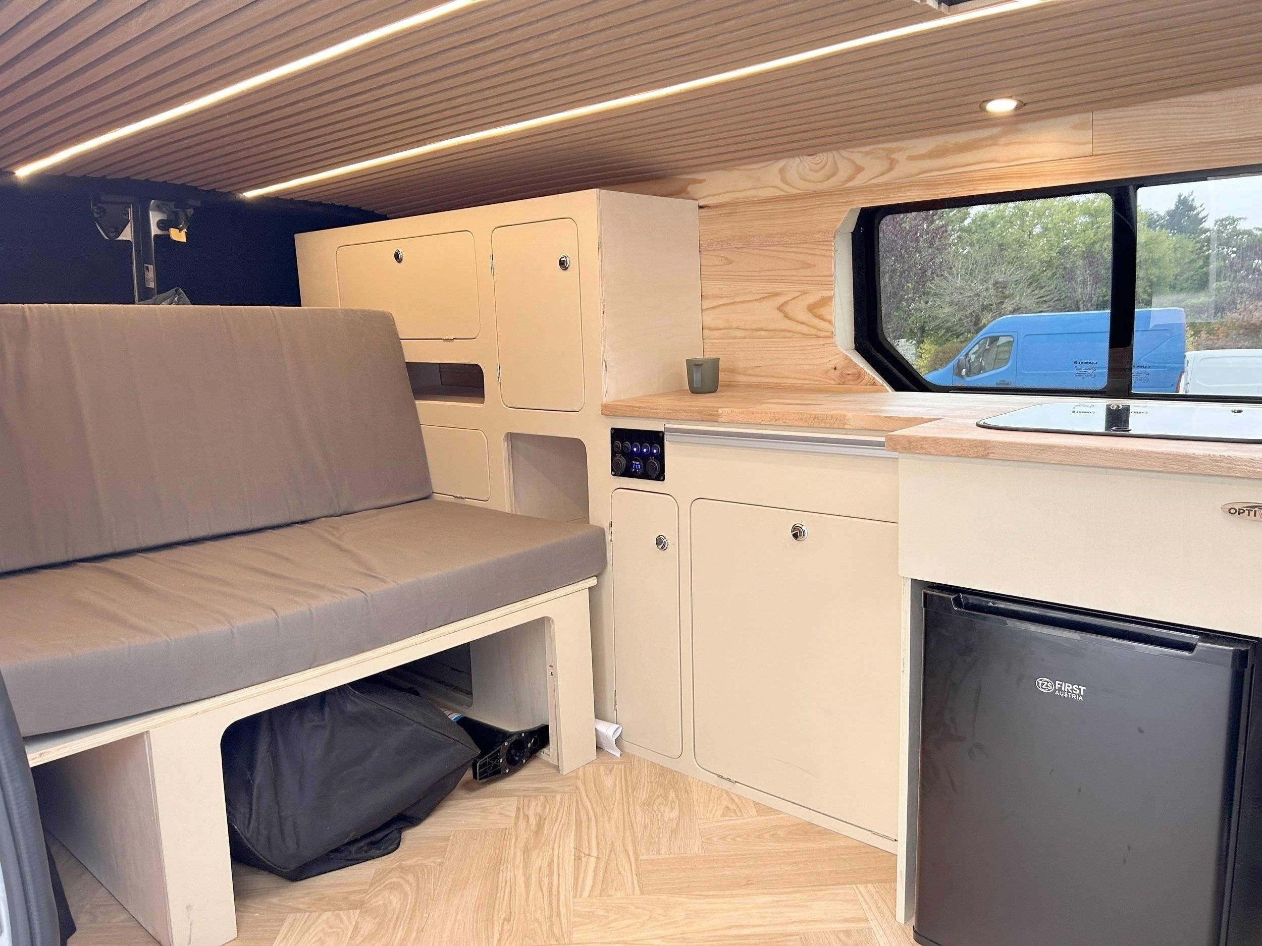 Área de jantar Renault Trafic 150cv Boite auto - Yescapa