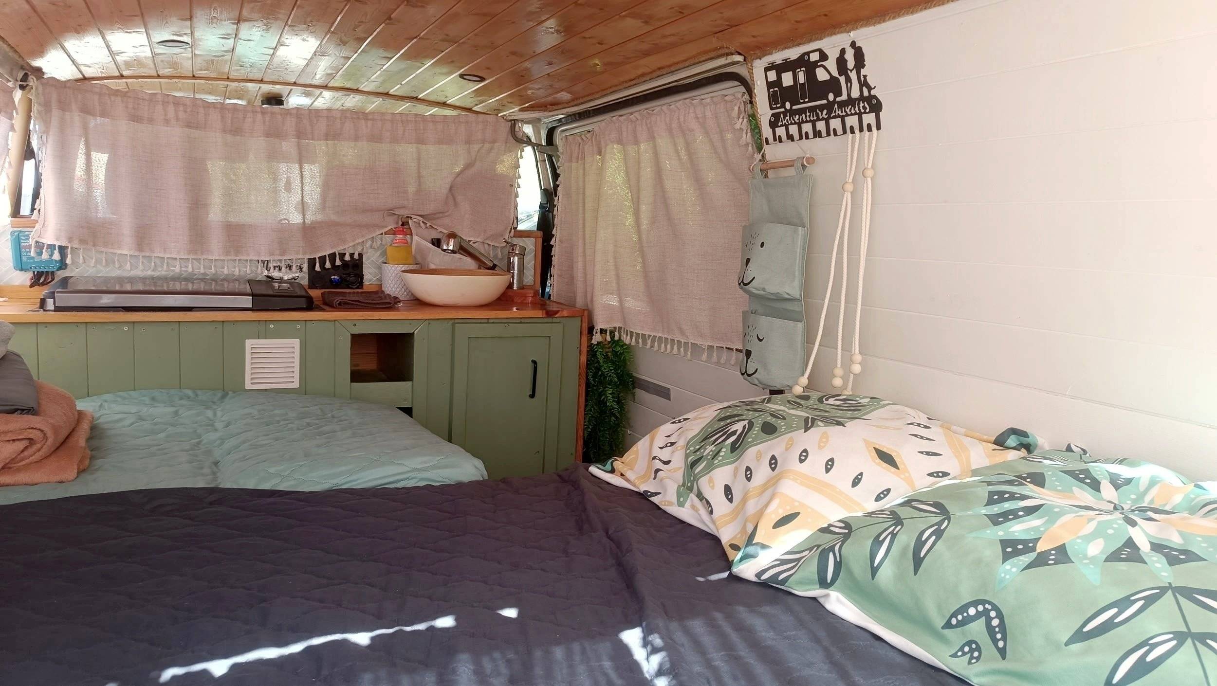 Front view from 3/4 Volkswagen Transporter T4 - Yescapa