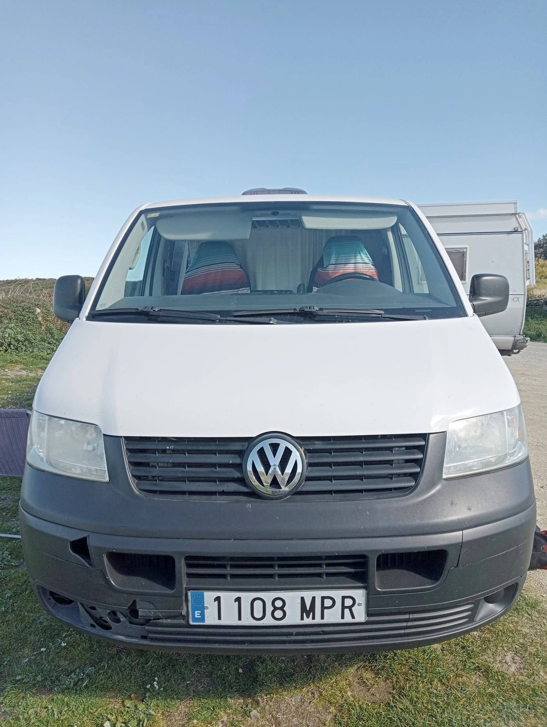 Voorkant 3/4 Volkswagen Transporter T5 2.5TDI - Yescapa